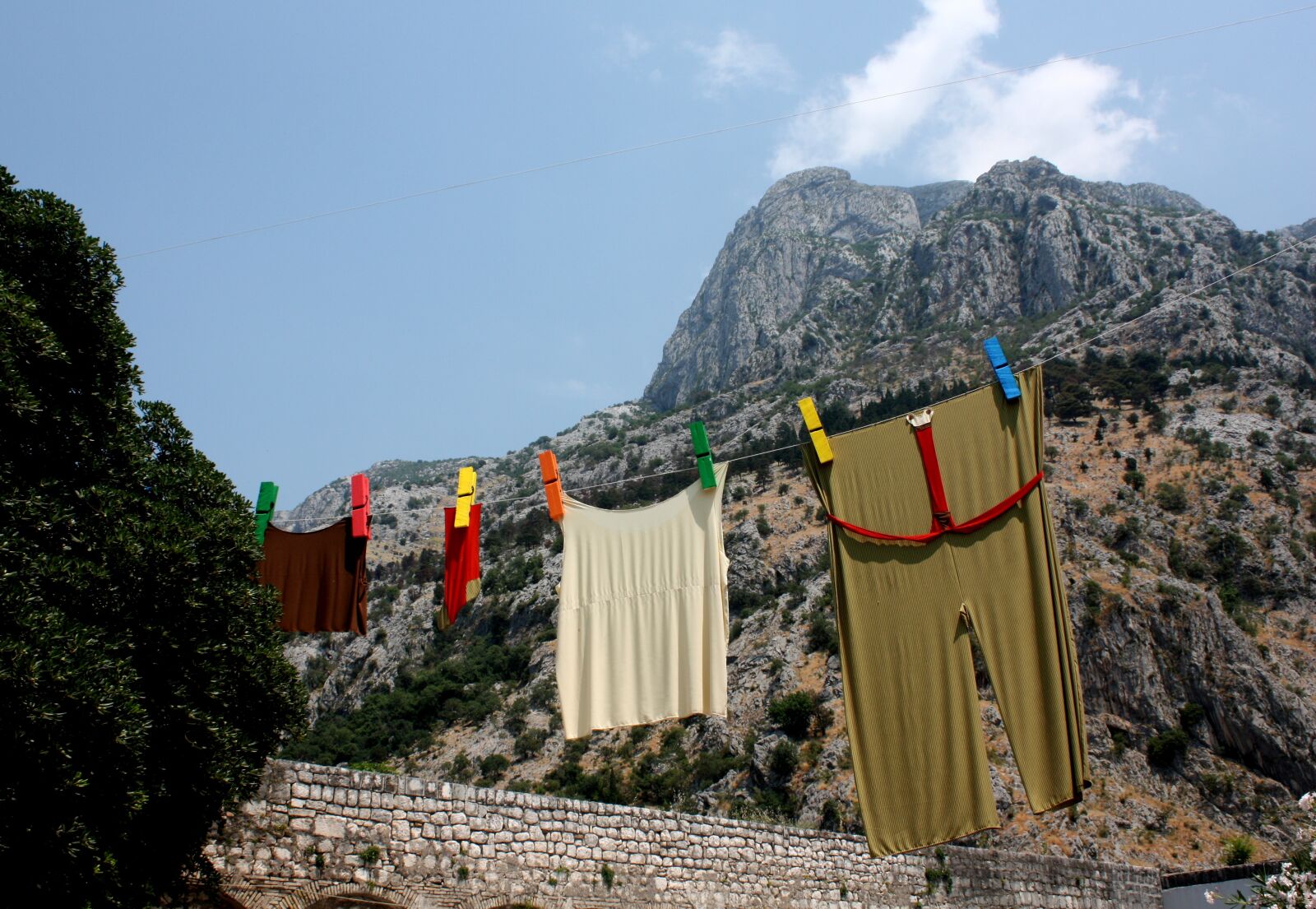 Canon EOS 450D (EOS Rebel XSi / EOS Kiss X2) sample photo. Budva, mountains, laundry photography
