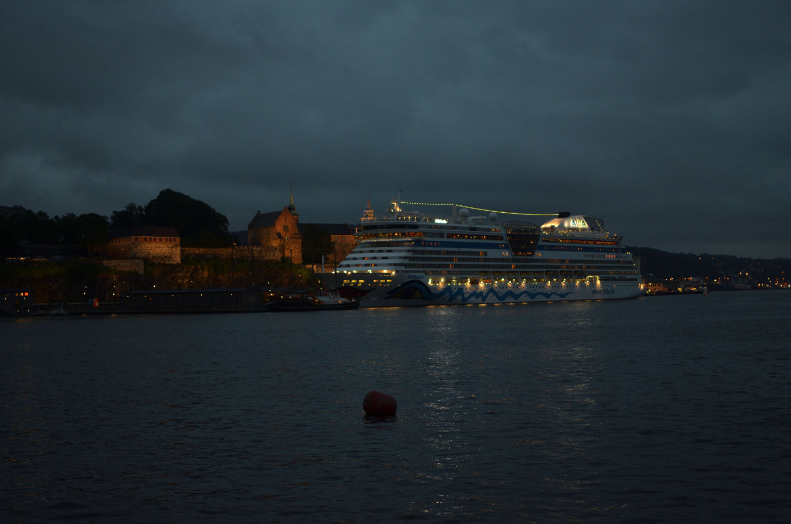 Nikon D5100 + Nikon AF-S DX Nikkor 35mm F1.8G sample photo. Akershus, festning, boat, ferry photography