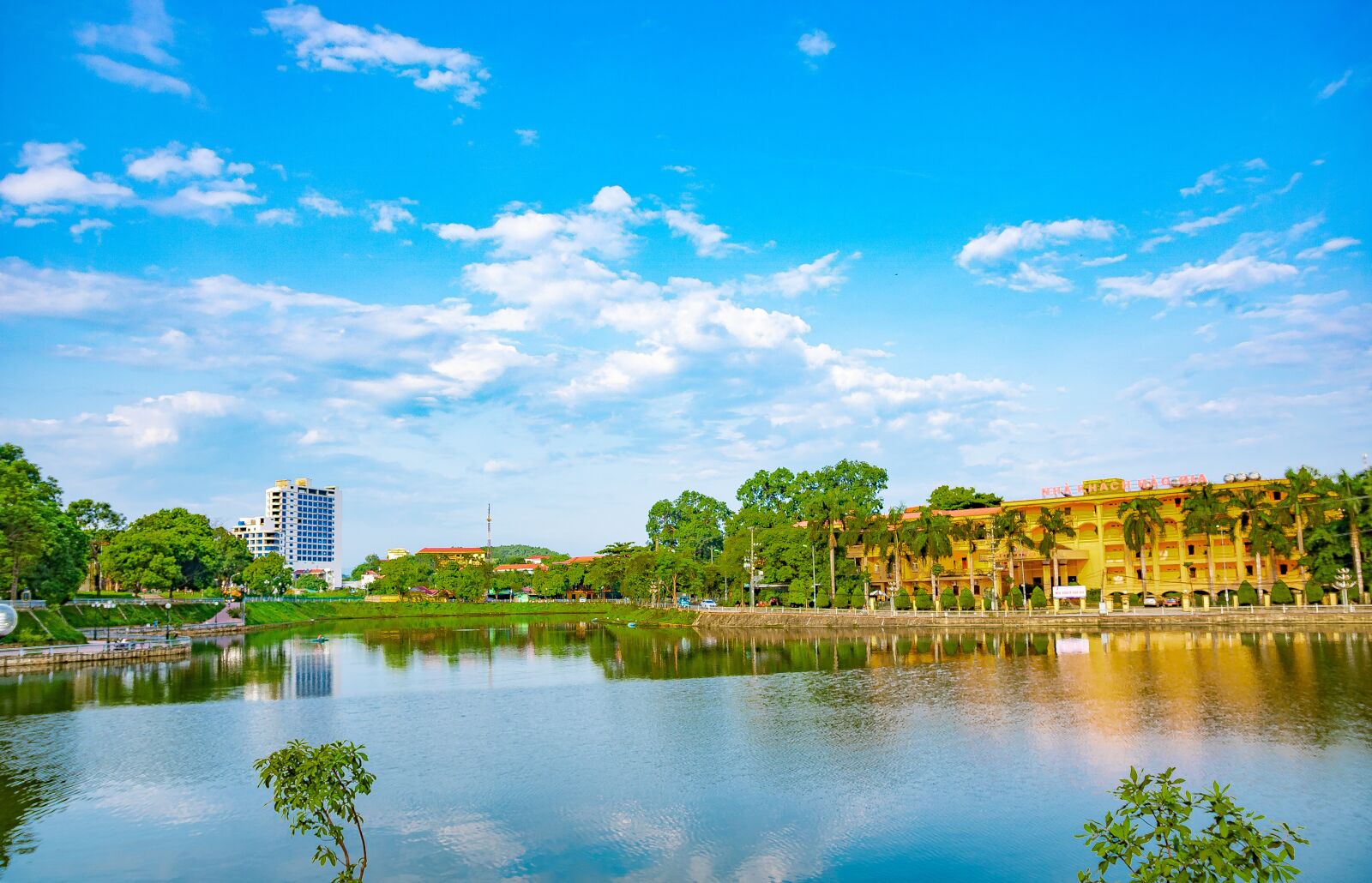 Canon EOS 750D (EOS Rebel T6i / EOS Kiss X8i) sample photo. Lake, buildings, trees photography