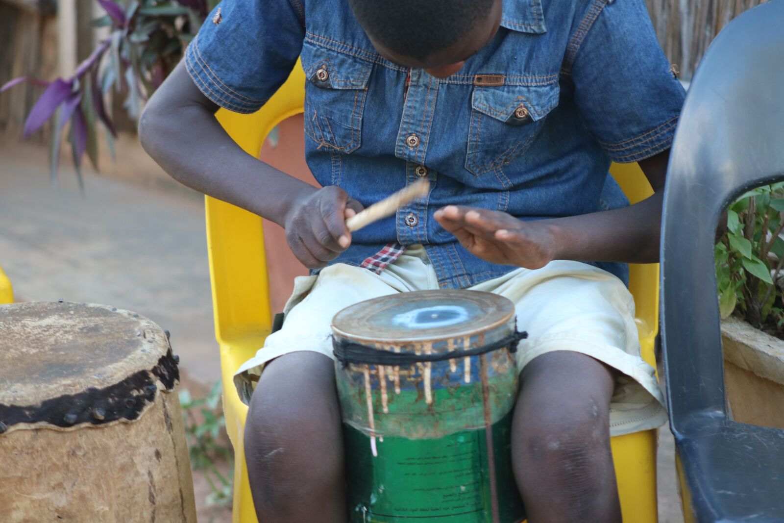 Canon EOS 750D (EOS Rebel T6i / EOS Kiss X8i) + EF75-300mm f/4-5.6 sample photo. African drum, drumming, music photography