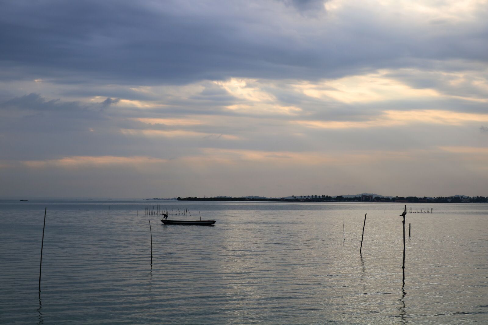Canon EOS 750D (EOS Rebel T6i / EOS Kiss X8i) sample photo. Mar, dawn, lake photography