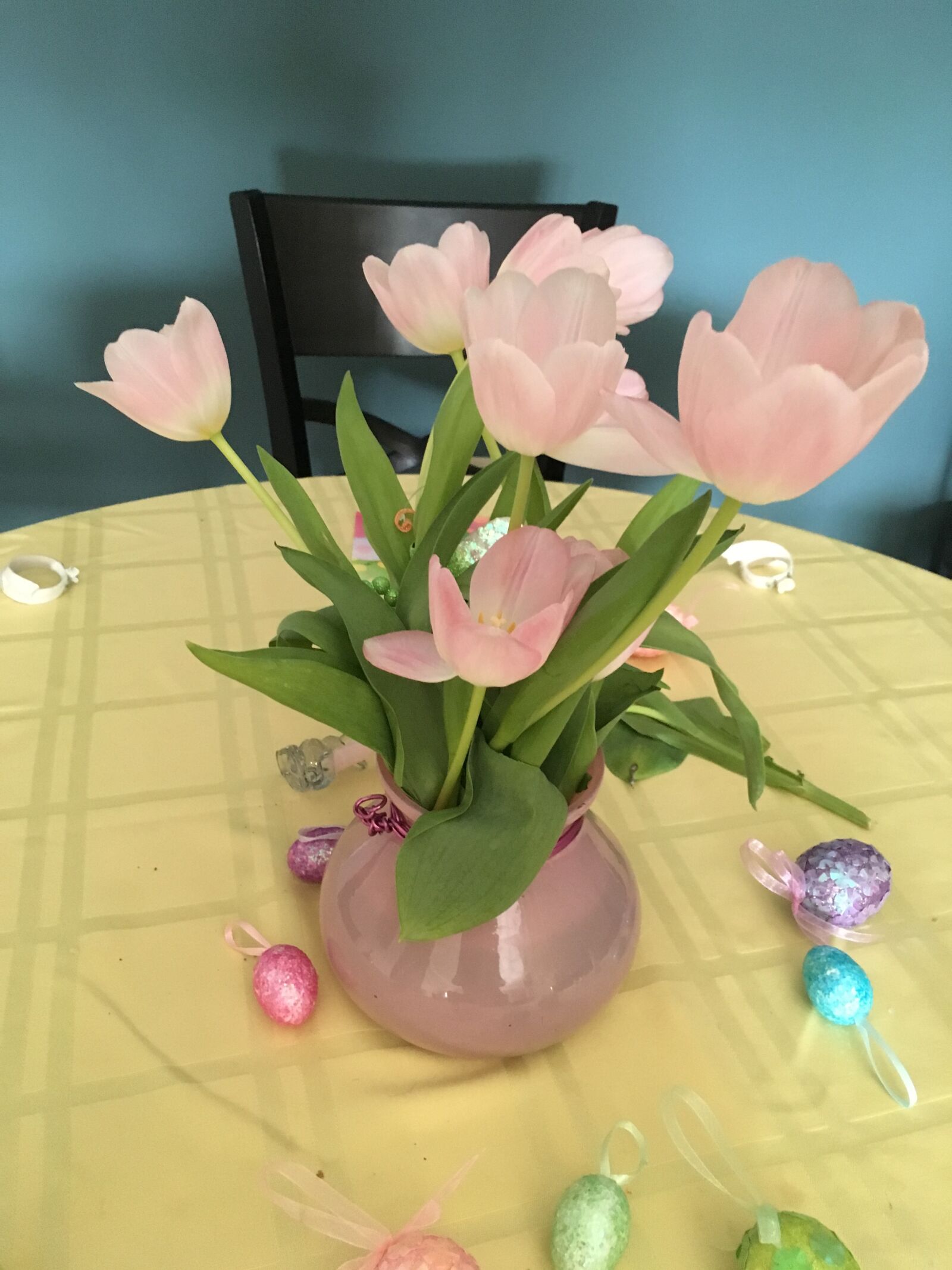 iPhone SE back camera 4.15mm f/2.2 sample photo. Tulips, easter, flowers photography