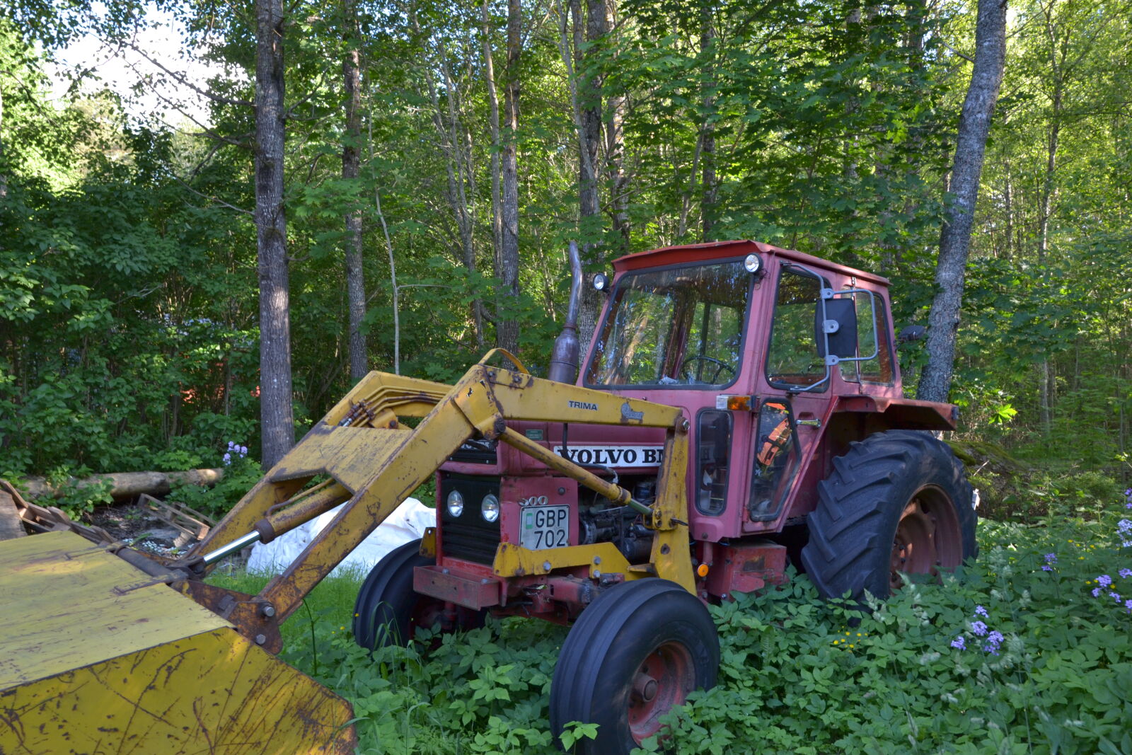 Nikon D3100 + Sigma 17-50mm F2.8 EX DC OS HSM sample photo. Nature, outdoors, rust, tractor photography