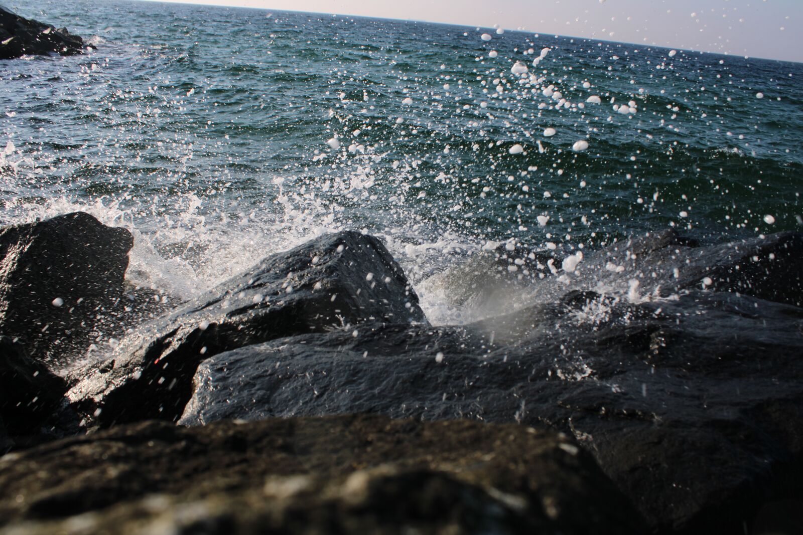Canon EOS 2000D (EOS Rebel T7 / EOS Kiss X90 / EOS 1500D) sample photo. Sparkling, stone, wave photography