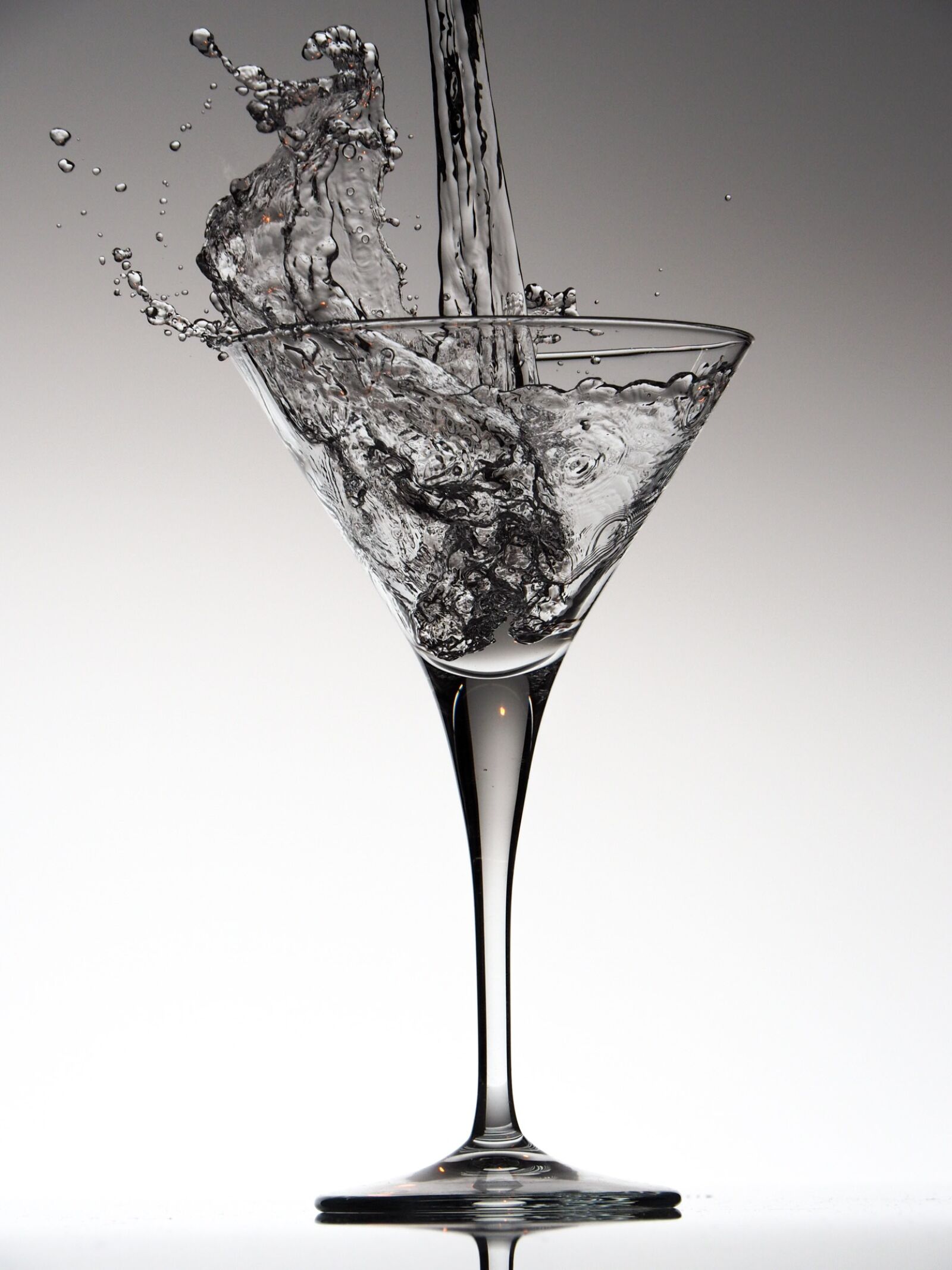 Olympus OM-D E-M5 II sample photo. Water, glass, clear photography