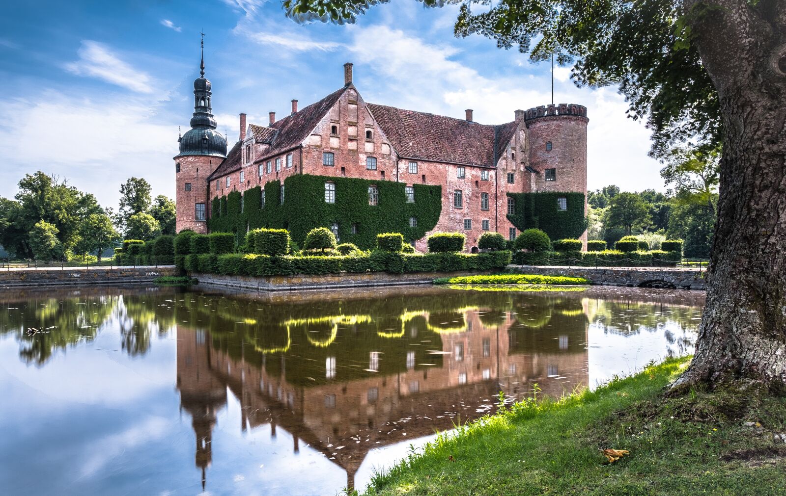 Fujifilm XF 10-24mm F4 R OIS sample photo. Sweden, moated castle, southern photography