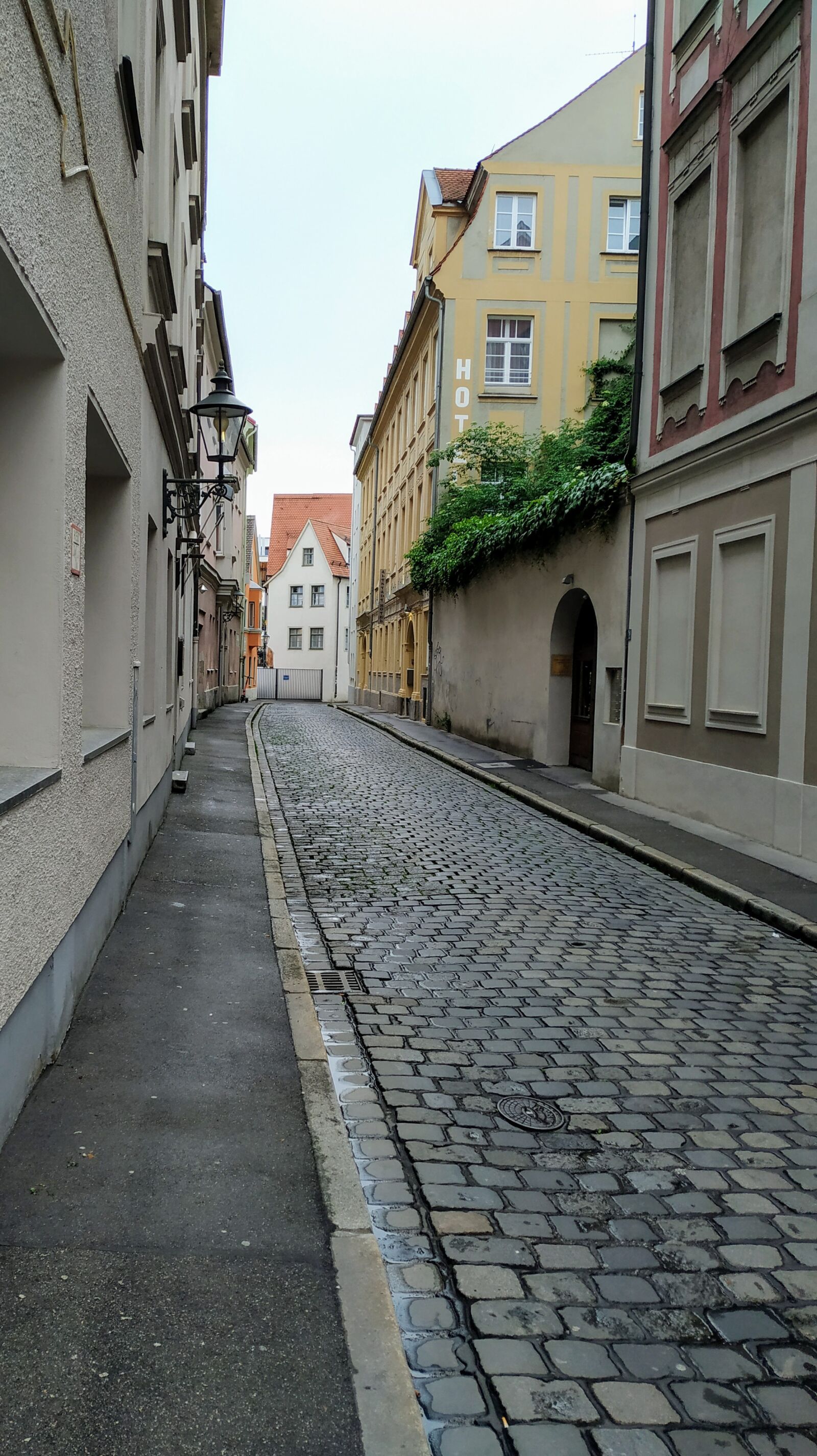 Xiaomi Mi A2 sample photo. Augsburg, historic center, alley photography