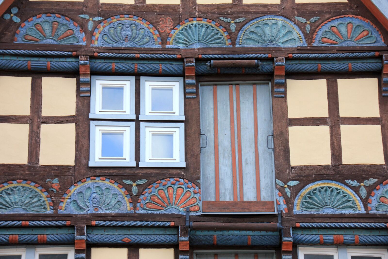 Canon EOS 550D (EOS Rebel T2i / EOS Kiss X4) sample photo. Building, house, truss photography