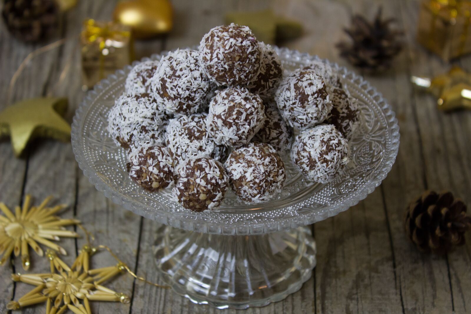 Canon EOS 600D (Rebel EOS T3i / EOS Kiss X5) sample photo. Rum, rum balls, cookies photography
