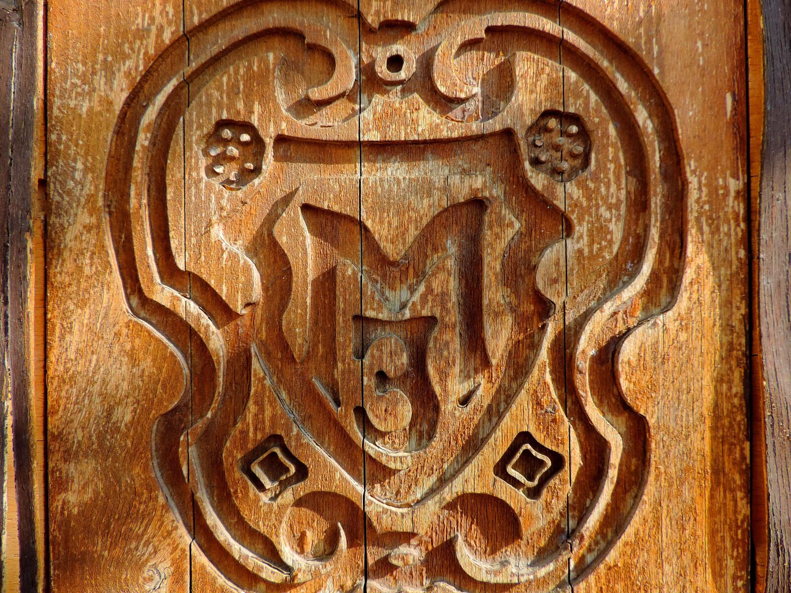 Nikon Coolpix P520 sample photo. Carving, wood, device, door photography