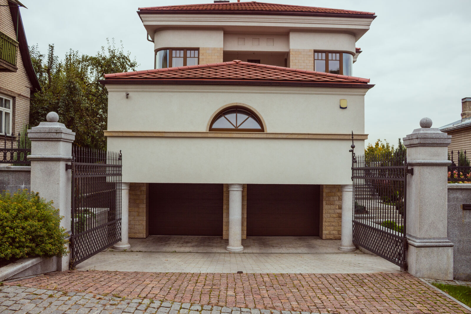 Canon EOS 700D (EOS Rebel T5i / EOS Kiss X7i) sample photo. Architecture, clouds, cobblestones, daylight photography