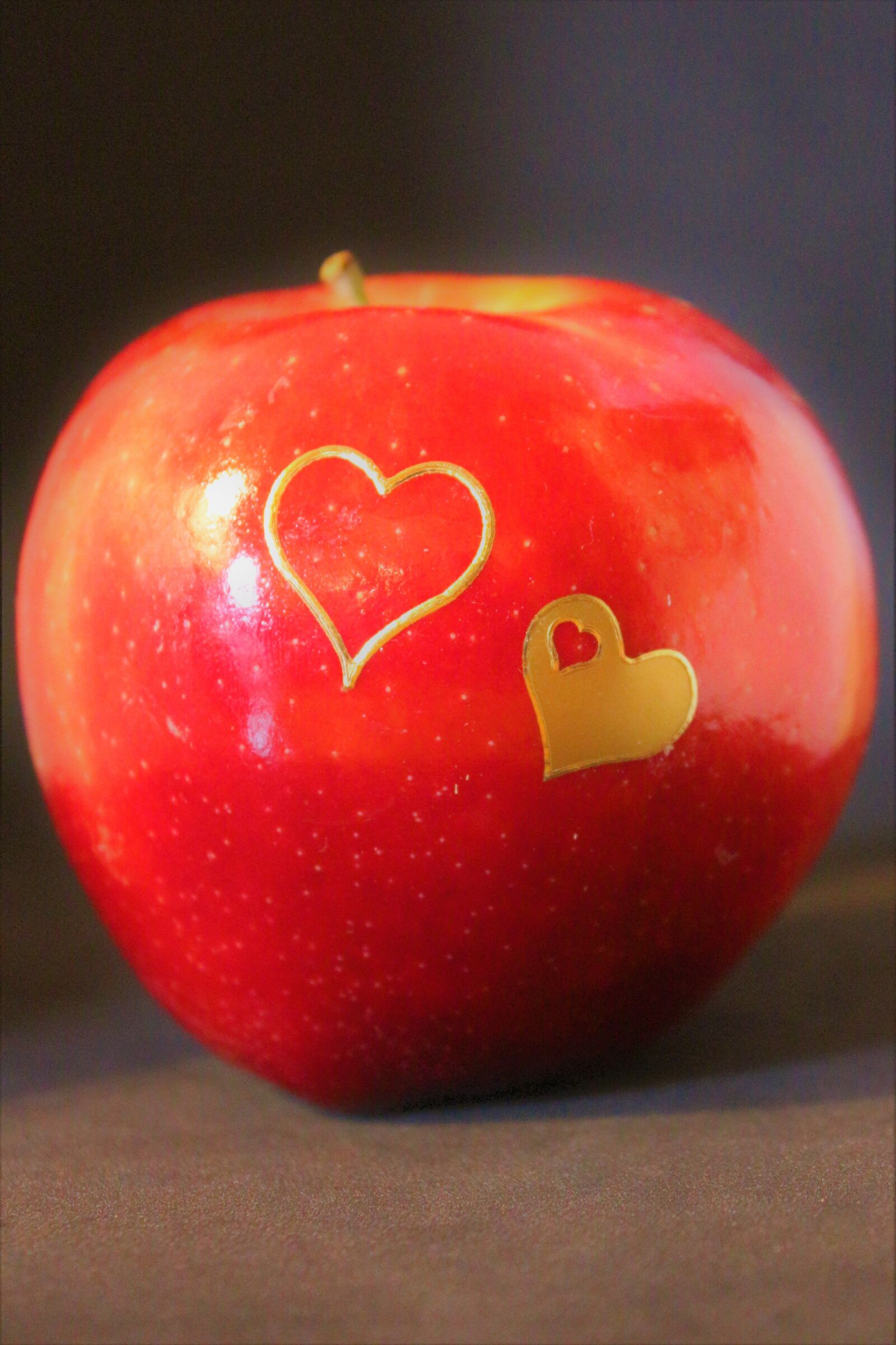 Canon EF-S 18-55mm F3.5-5.6 IS sample photo. Apple, heart, fruit photography