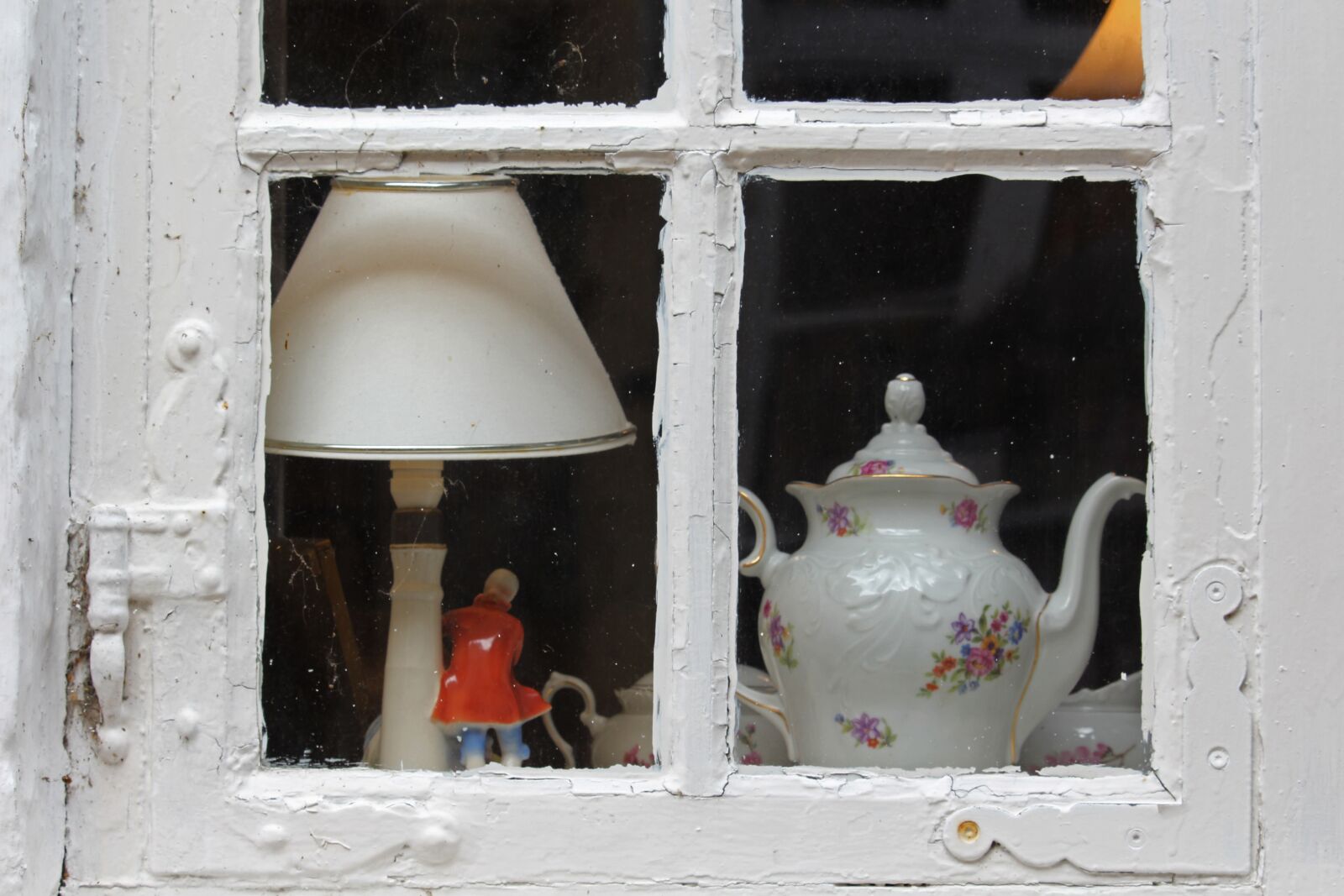 Canon EF-S 55-250mm F4-5.6 IS STM sample photo. Old window, porcelain, old photography