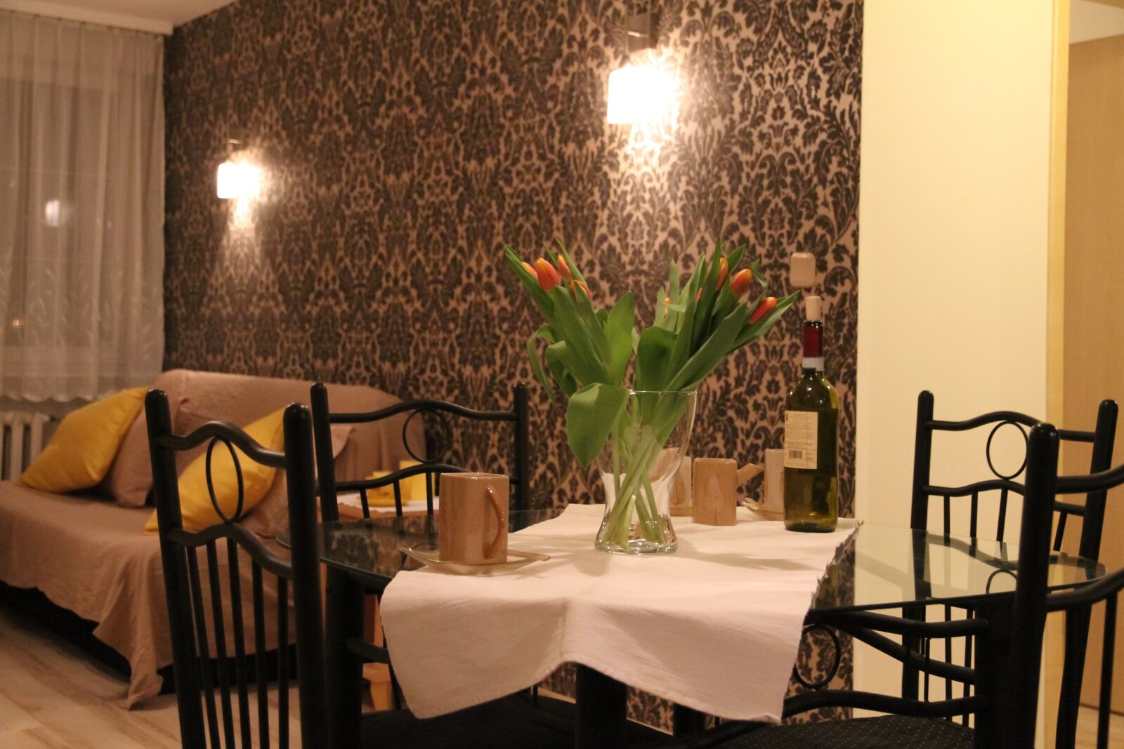 Canon EOS 7D sample photo. Apartment, flowers, tulips photography