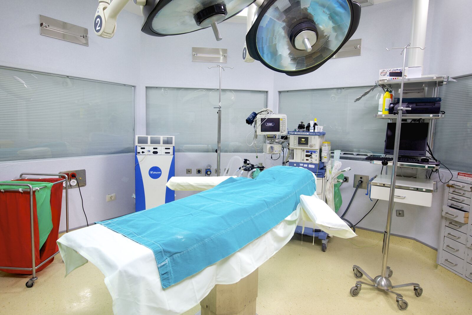 Canon EOS 5D Mark II sample photo. Hospital, operating room, doctor photography