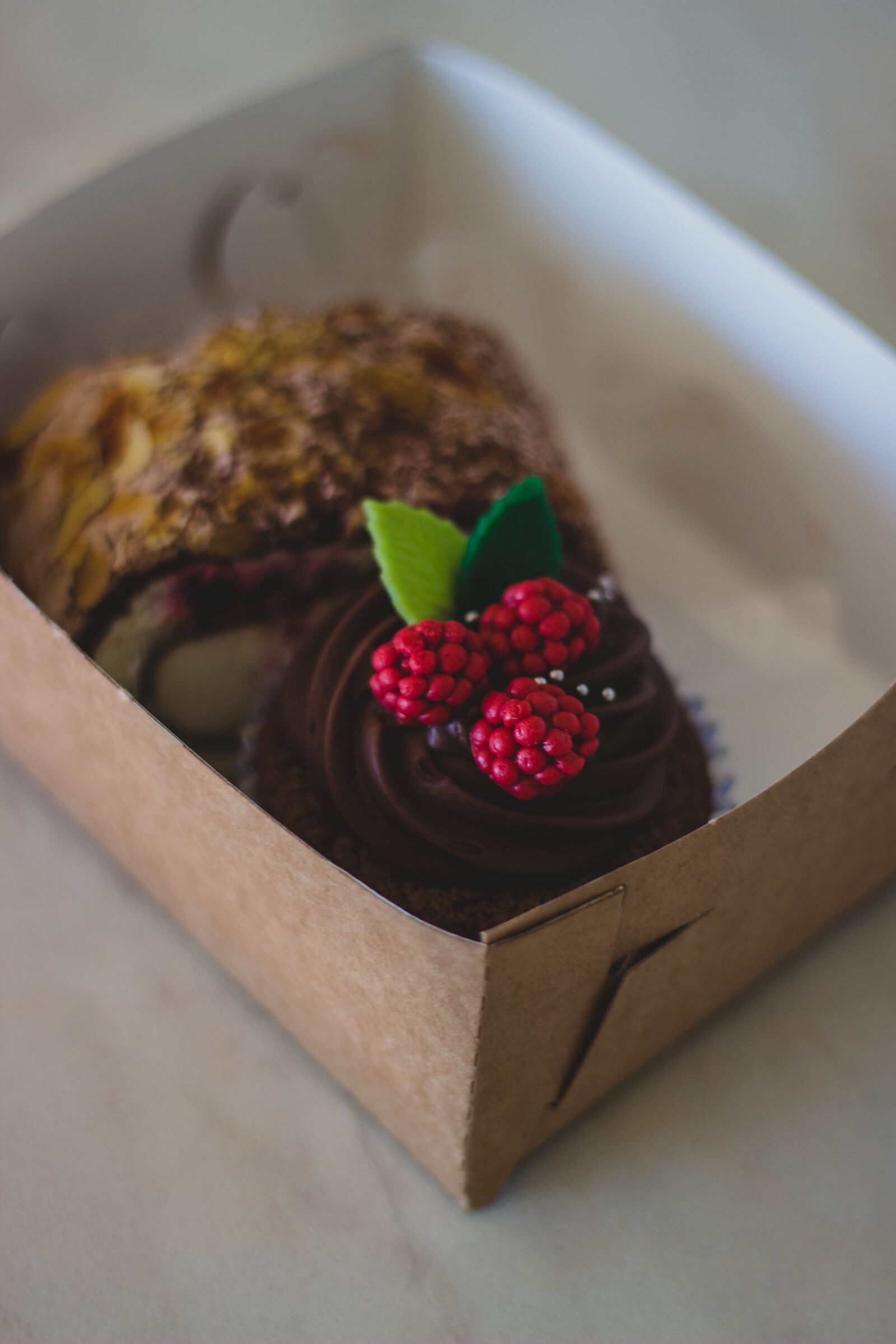 Canon EOS 600D (Rebel EOS T3i / EOS Kiss X5) + Canon EF 50mm F1.8 II sample photo. Berries, blur, box, cake photography