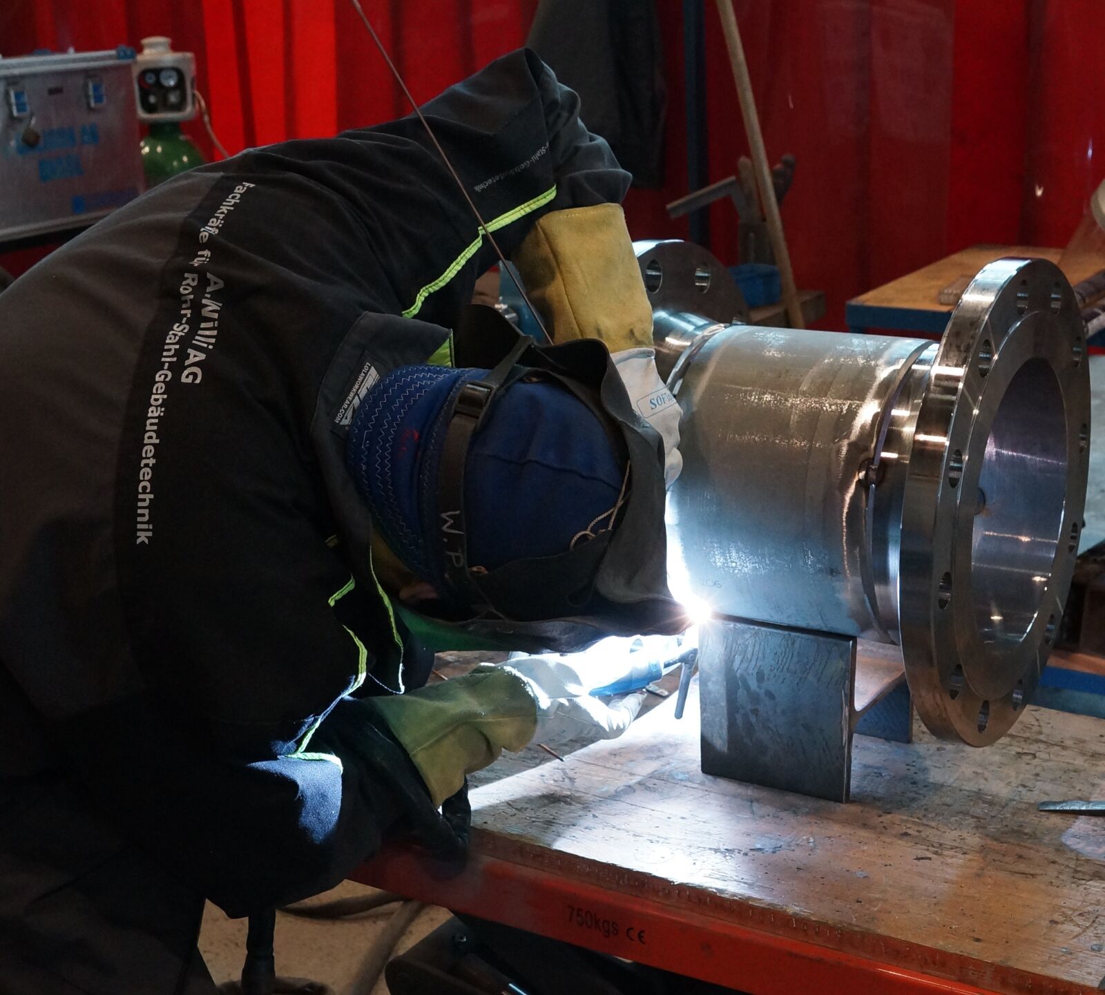Sony SLT-A77 + Sony DT 16-50mm F2.8 SSM sample photo. Welding, industry, machine photography