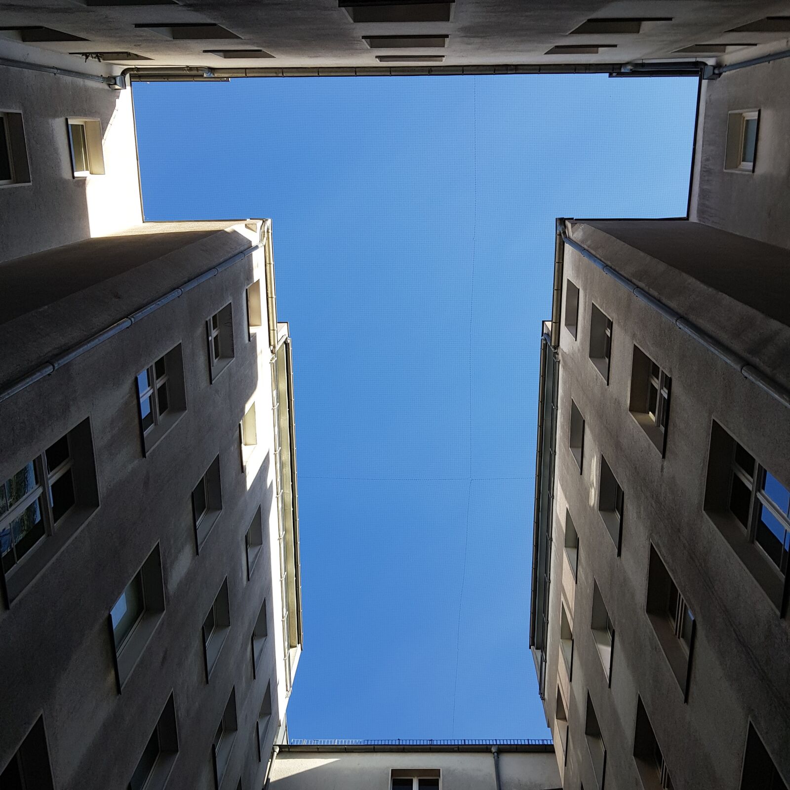 Samsung Galaxy S8 sample photo. Backyard, sky, big city photography