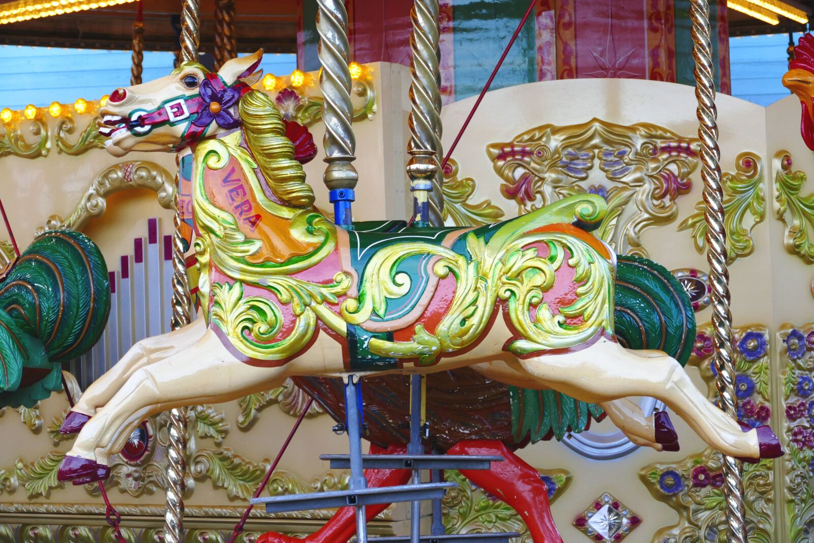Panasonic Lumix DMC-FZ1000 sample photo. Carousel, carnival, tourism photography