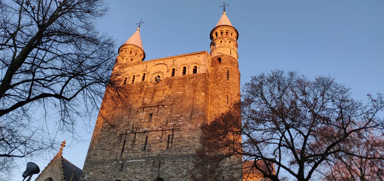 OnePlus 6 sample photo. Castle, evening sun, holiday photography