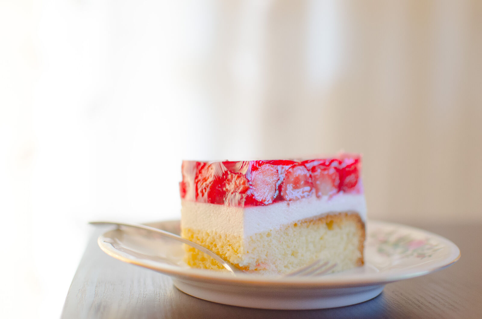 Nikon D5100 + Nikon AF-S DX Nikkor 35mm F1.8G sample photo. Cake, desert, closeup, strawberries photography