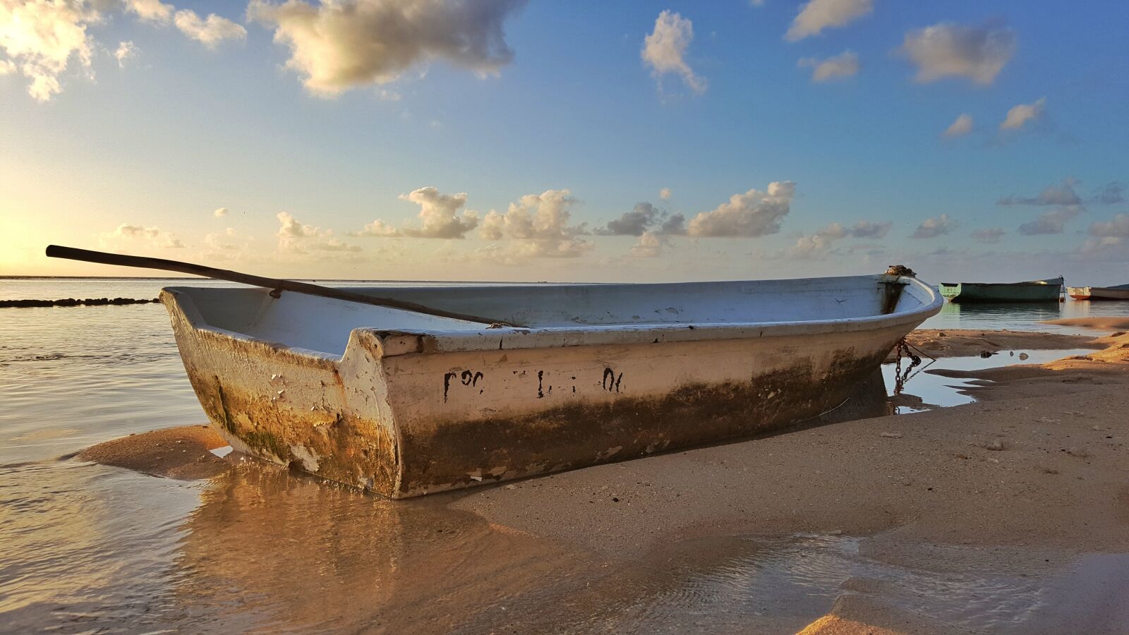 Samsung Galaxy Note5 sample photo. Fishing boats, beach, abandoned photography