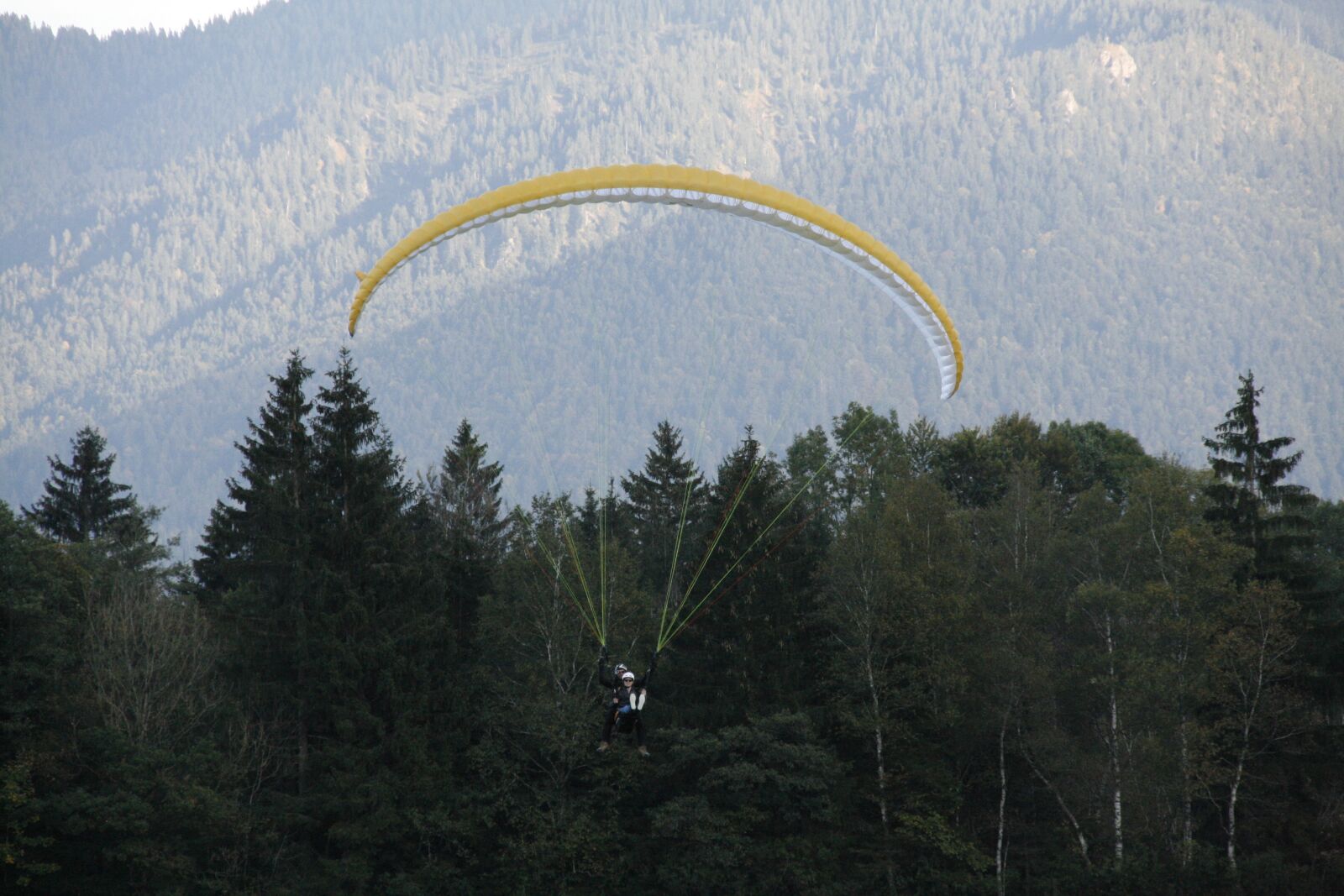 Canon EOS 400D (EOS Digital Rebel XTi / EOS Kiss Digital X) sample photo. Tandem jump, paragliding, tandem photography