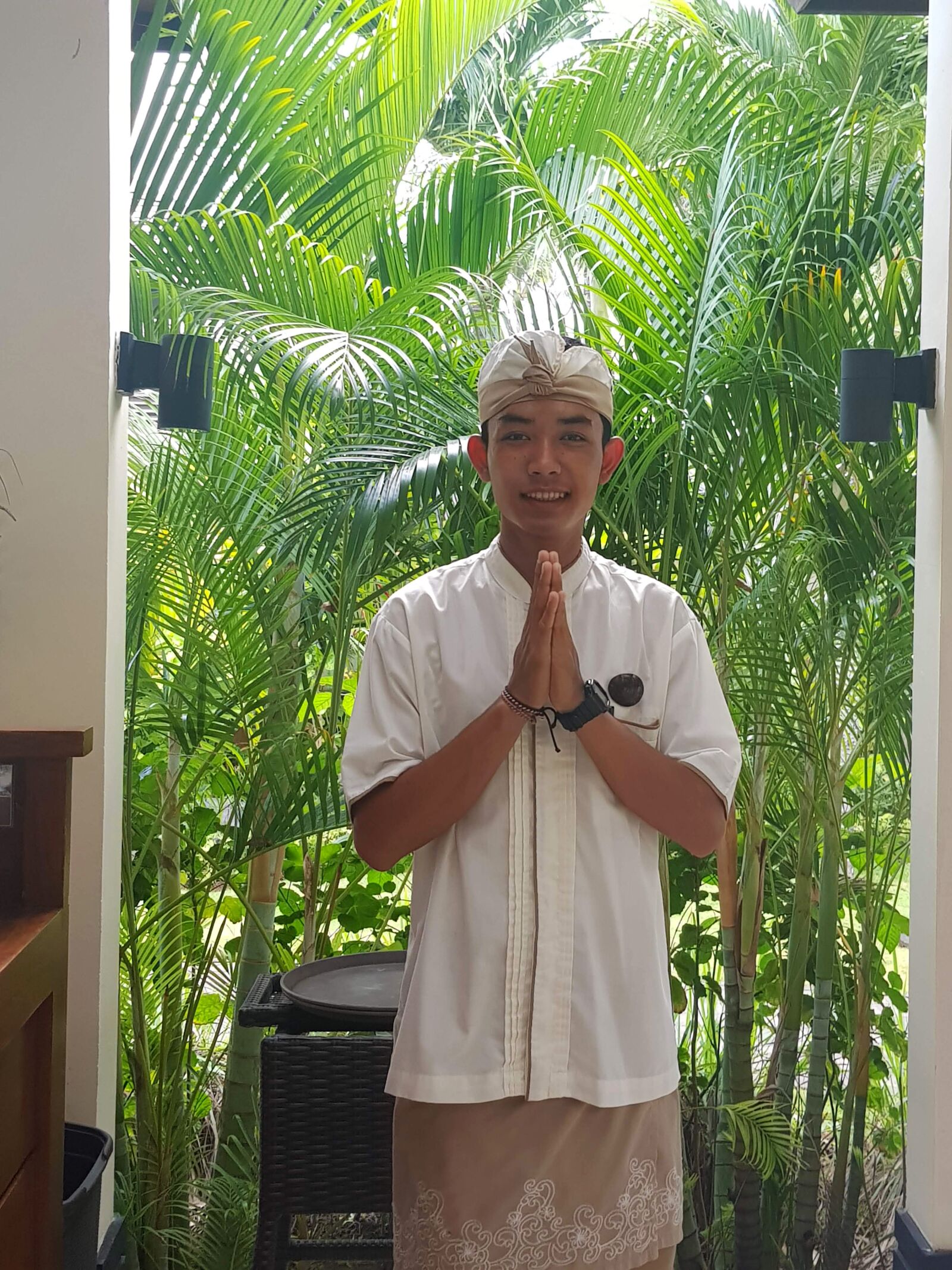 Samsung Galaxy S8 sample photo. Bali, balinese waiter, waiter photography
