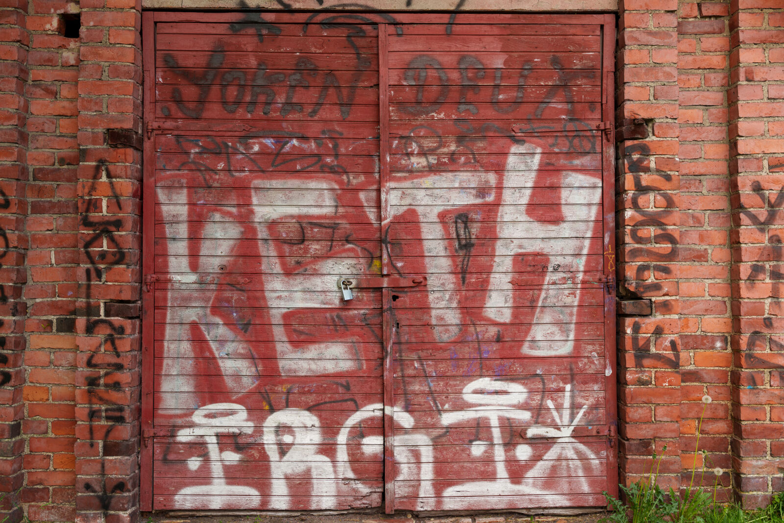 Sony a7R V sample photo. Suspicious door photography