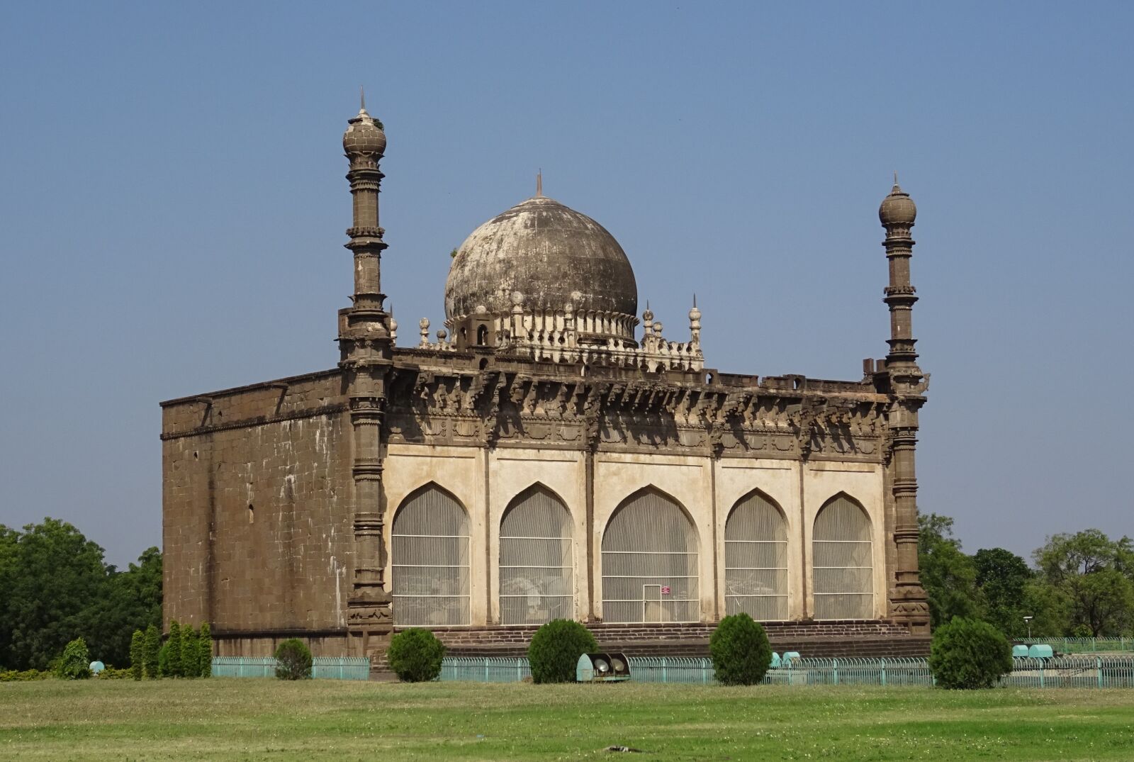 Sony DSC-HX60V sample photo. Mosque, gol gumbaz, mausoleum photography