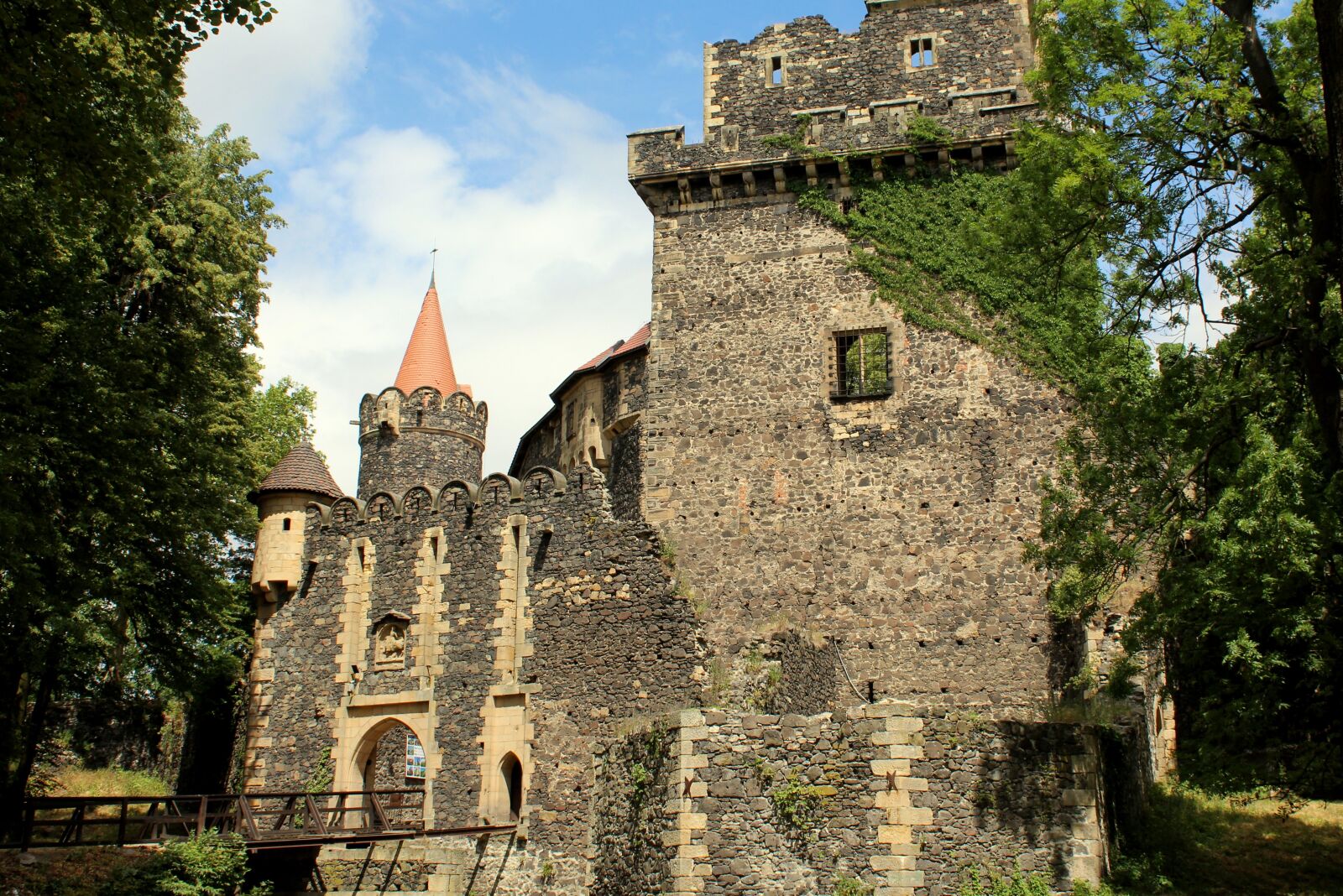 Canon EOS 1200D (EOS Rebel T5 / EOS Kiss X70 / EOS Hi) sample photo. Castle, building, architecture photography