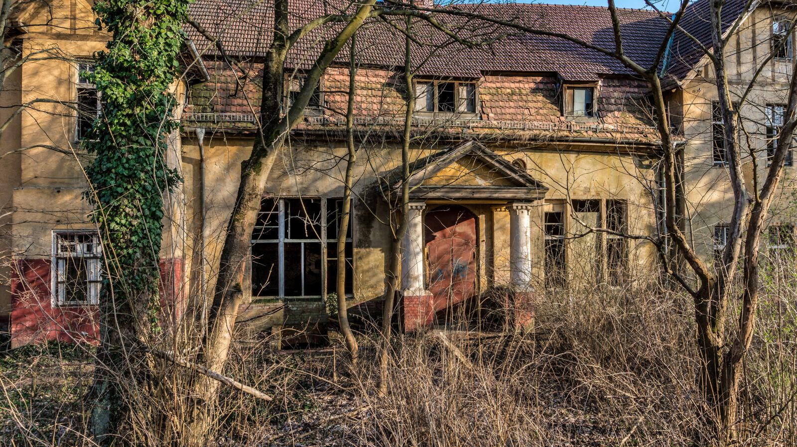 Sony Alpha a5000 (ILCE 5000) sample photo. House, abandoned, old photography