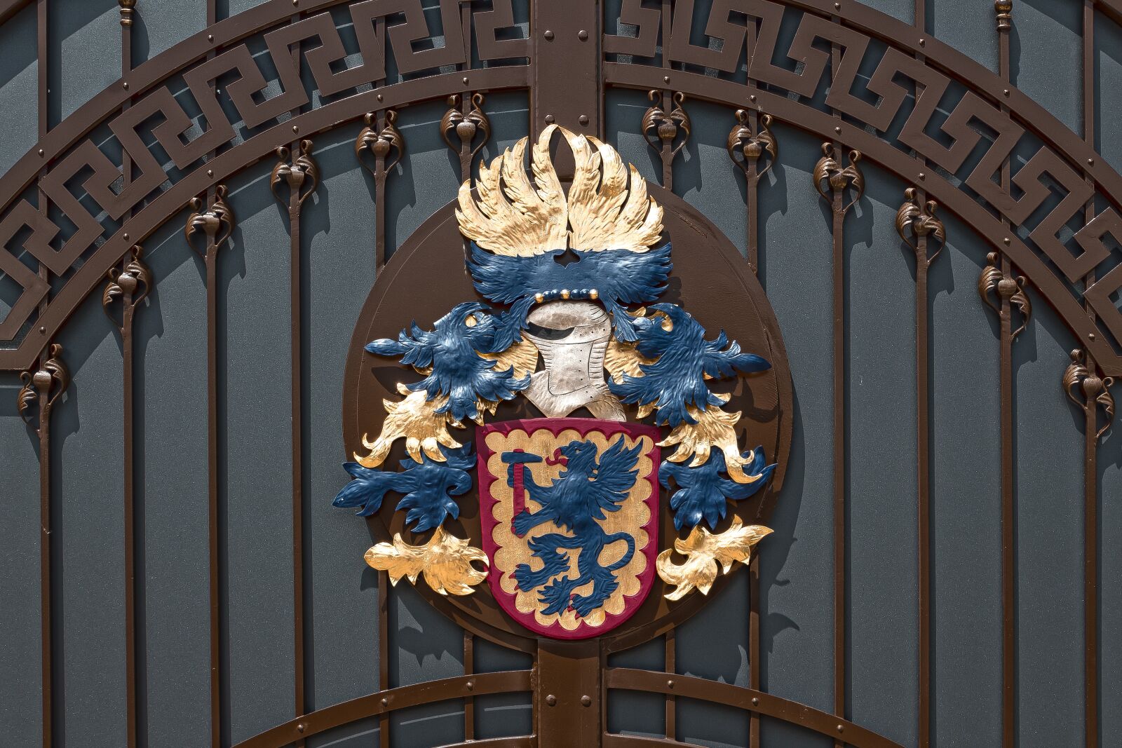 Canon EOS 1300D (EOS Rebel T6 / EOS Kiss X80) sample photo. Coat of arms, goal photography