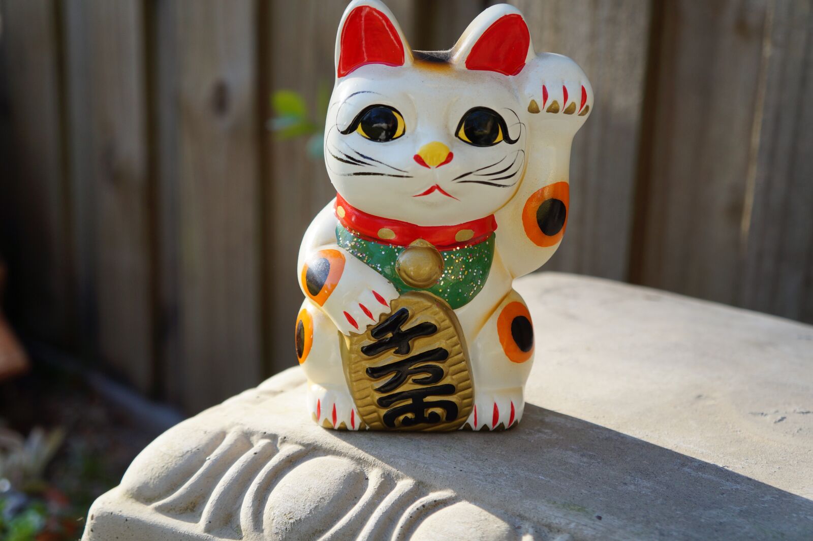 Sony Alpha a3000 + Sony E 18-55mm F3.5-5.6 OSS sample photo. Toy, fun, maneki neko photography