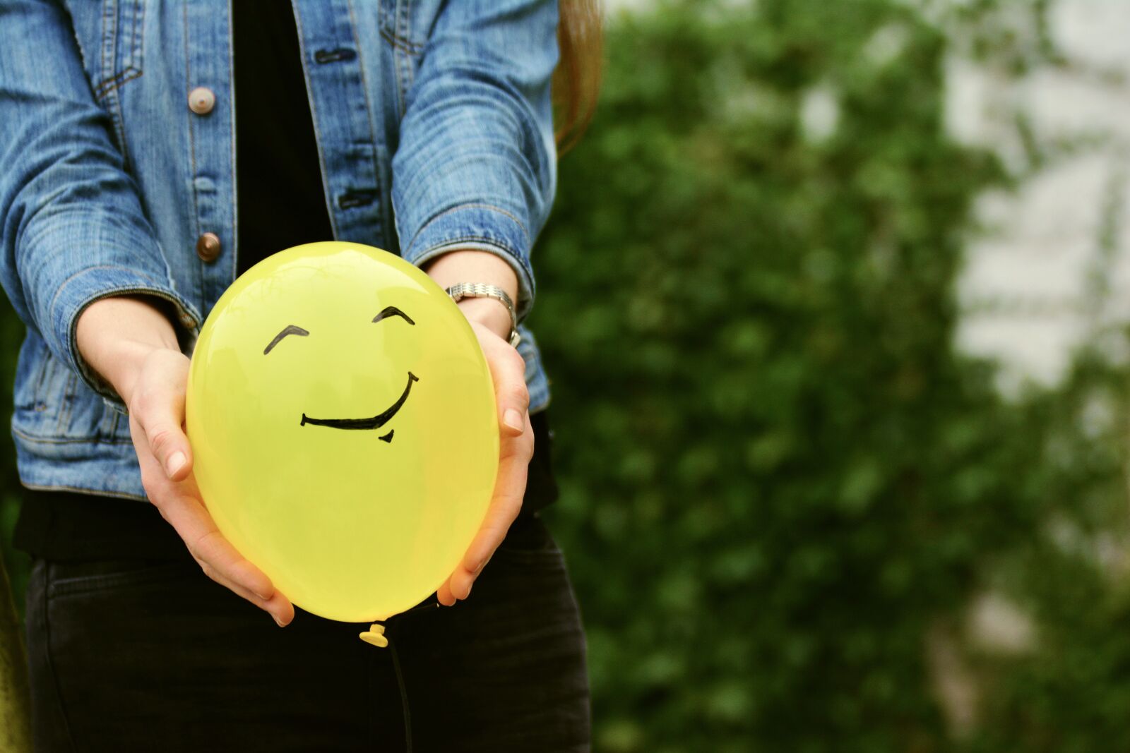 Nikon D5200 sample photo. Balloon, hands, relationship photography
