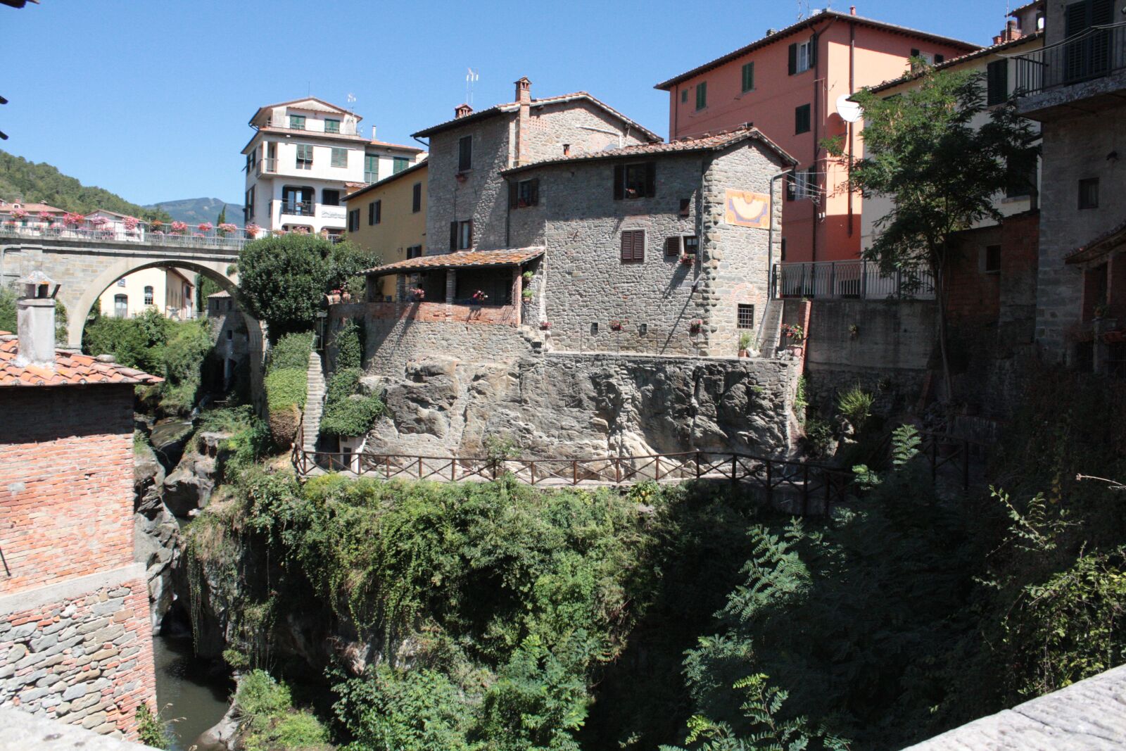 Canon EOS 450D (EOS Rebel XSi / EOS Kiss X2) sample photo. Loro cuiffenna, tuscany, italy photography