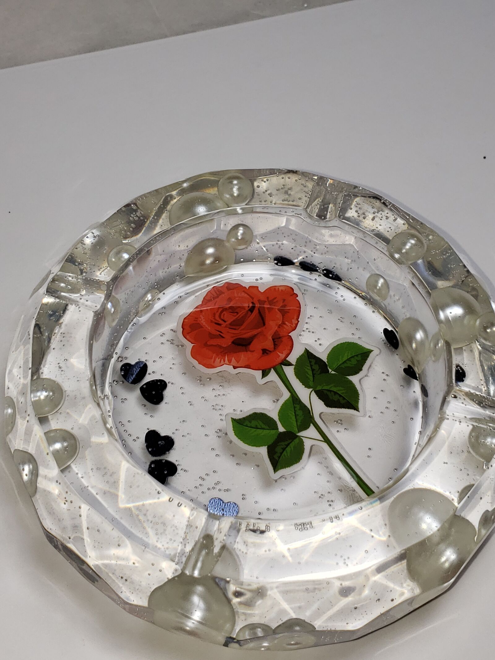 Samsung Galaxy S9+ sample photo. Resin, ashtray, rose photography