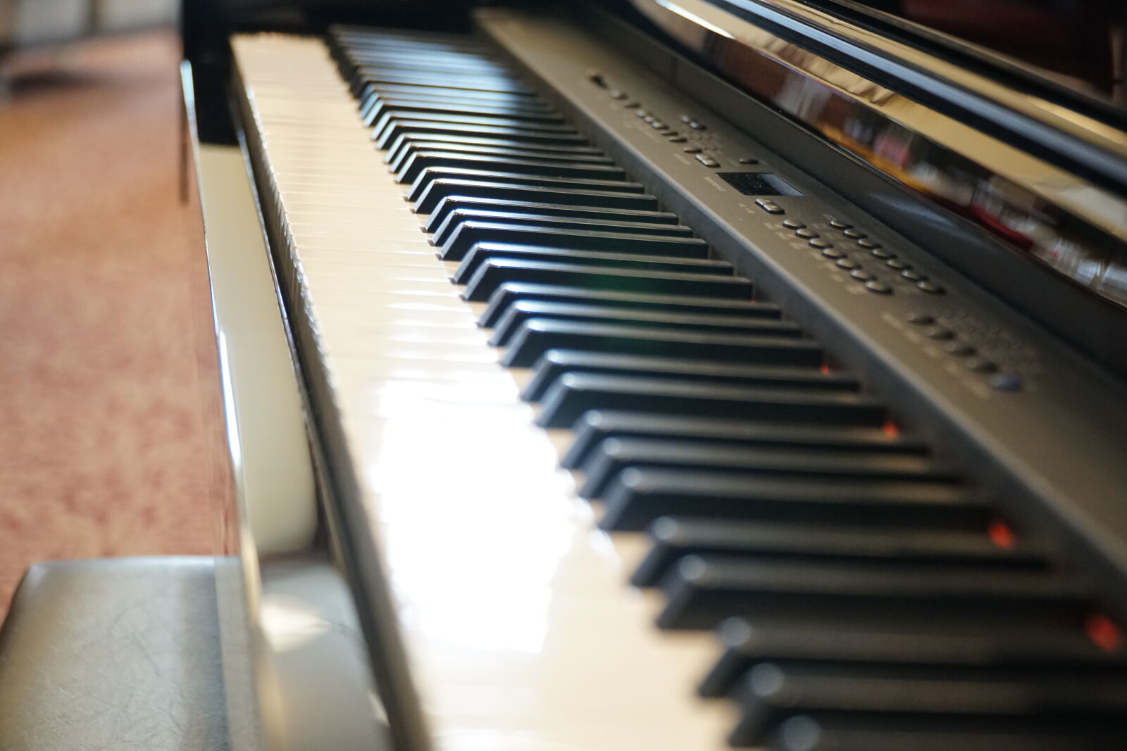 Sony E PZ 18-105mm F4 G OSS sample photo. Keyboard, keys, piano, piano photography