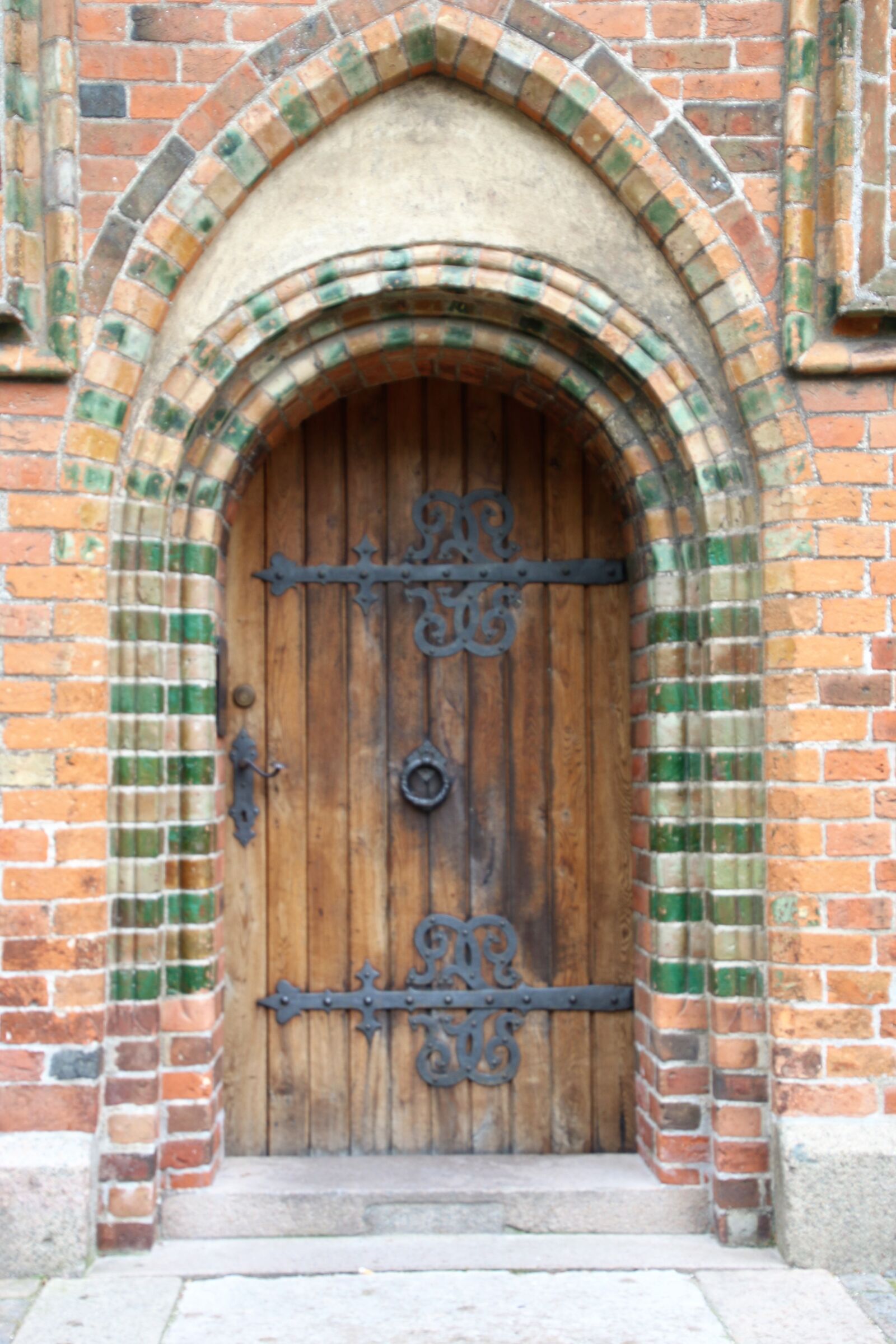 Canon EOS 7D Mark II sample photo. Arch, bricks, church, curly photography