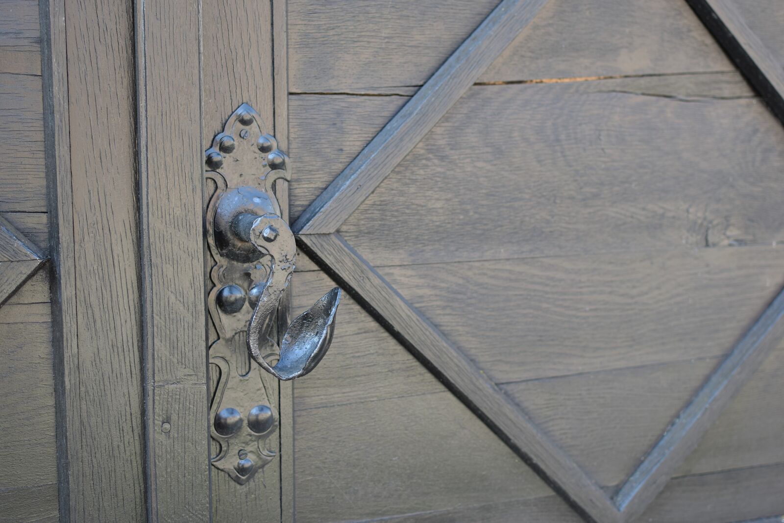 Nikon D3300 sample photo. Old door, doorknob, historic photography