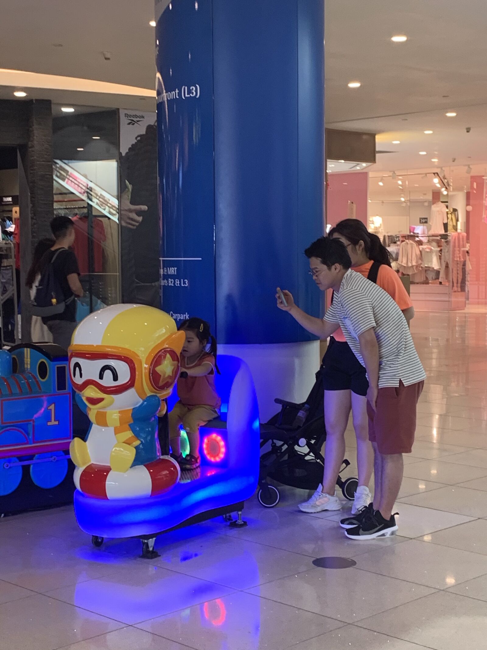 Apple iPhone XS Max sample photo. Mall, family, asian photography