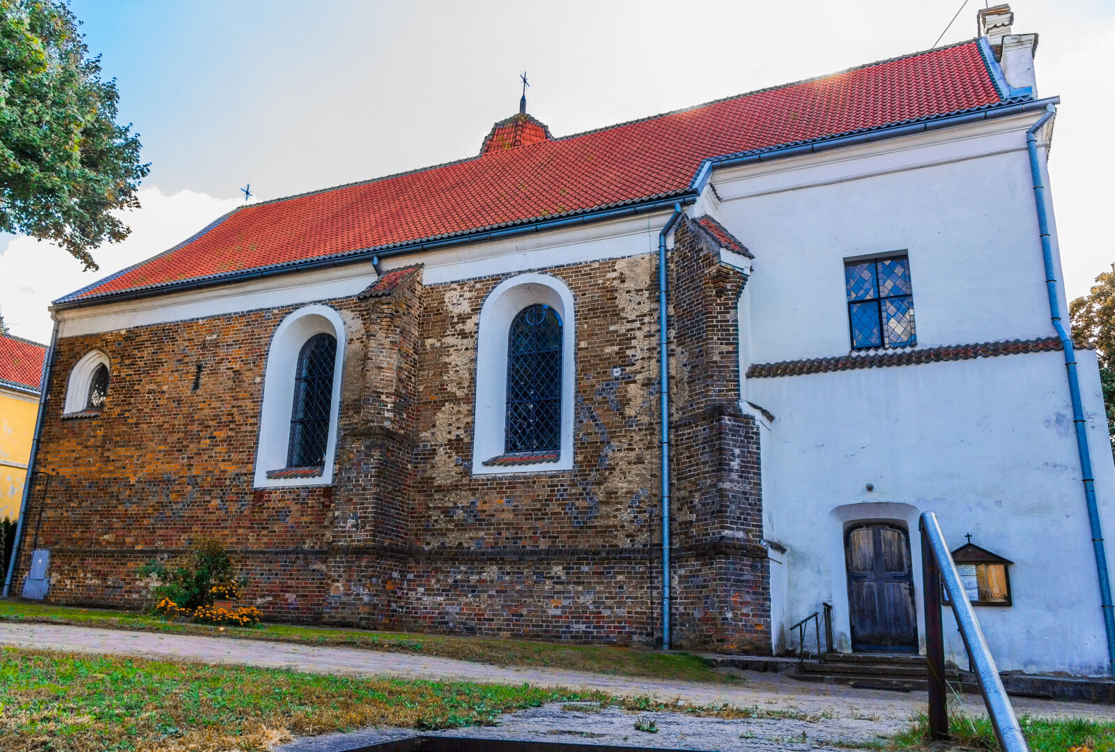 Canon EOS 700D (EOS Rebel T5i / EOS Kiss X7i) sample photo. Architecture, bricks, building, church photography
