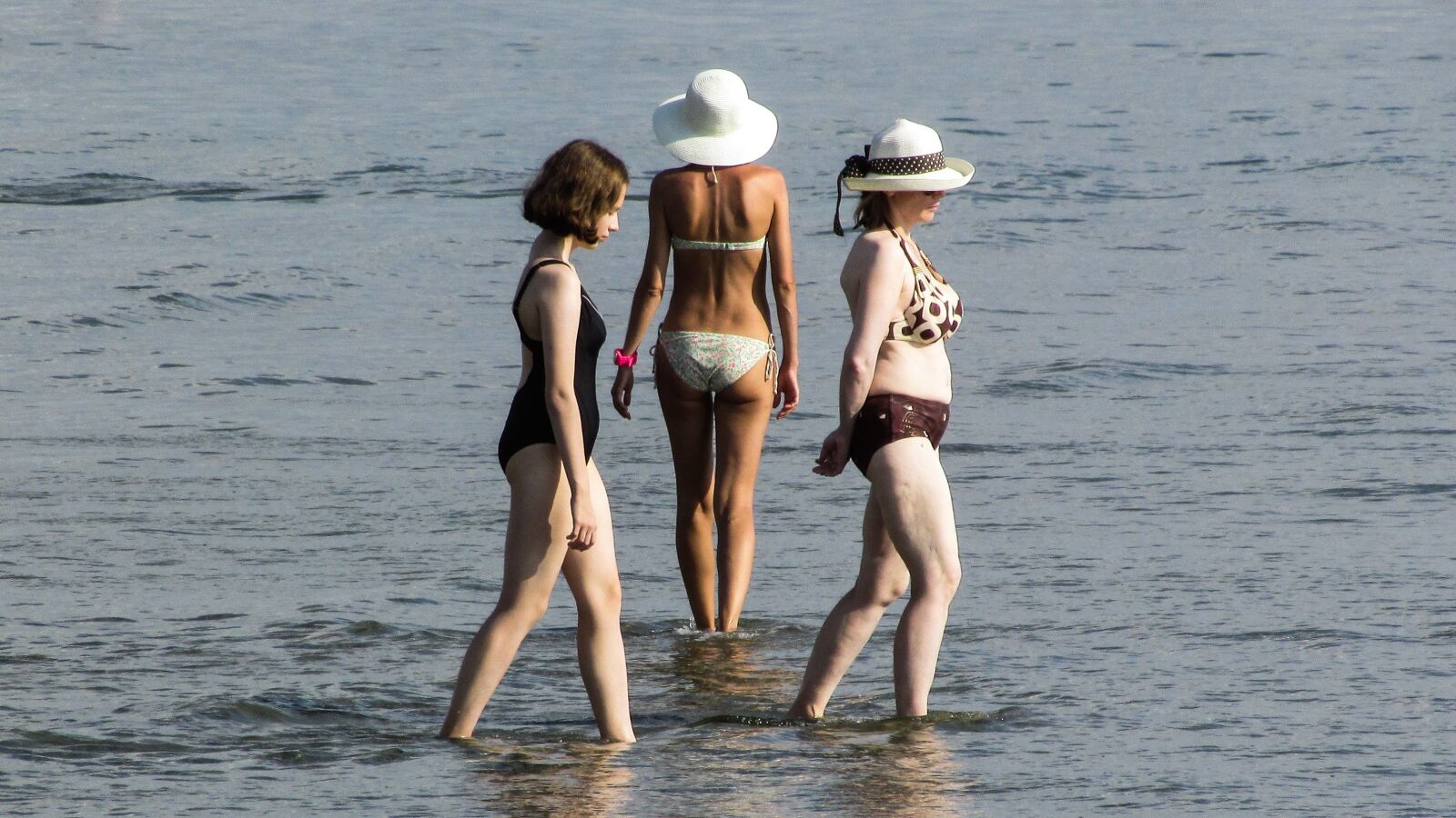 Canon PowerShot SX400 IS sample photo. Women, sea, beach photography
