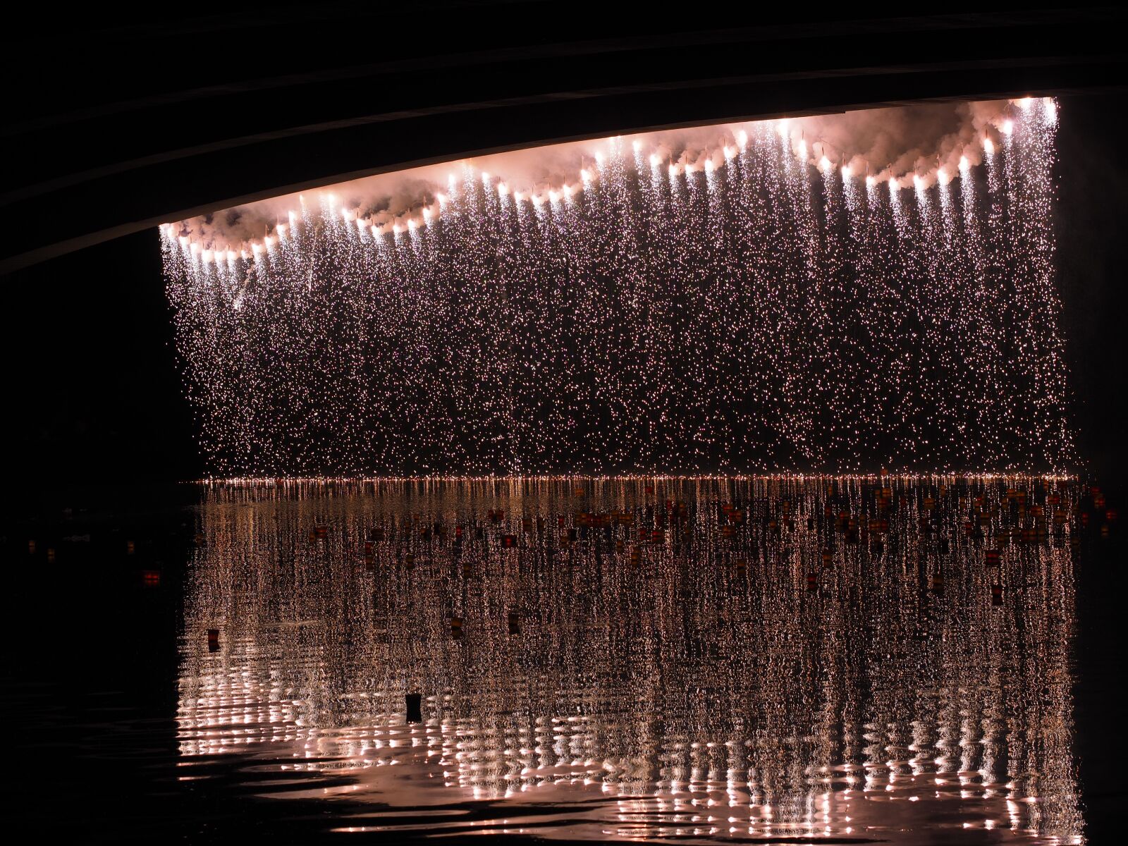 Olympus OM-D E-M1 + Olympus M.Zuiko Digital ED 12-40mm F2.8 Pro sample photo. Fireworks, silver rain, river photography