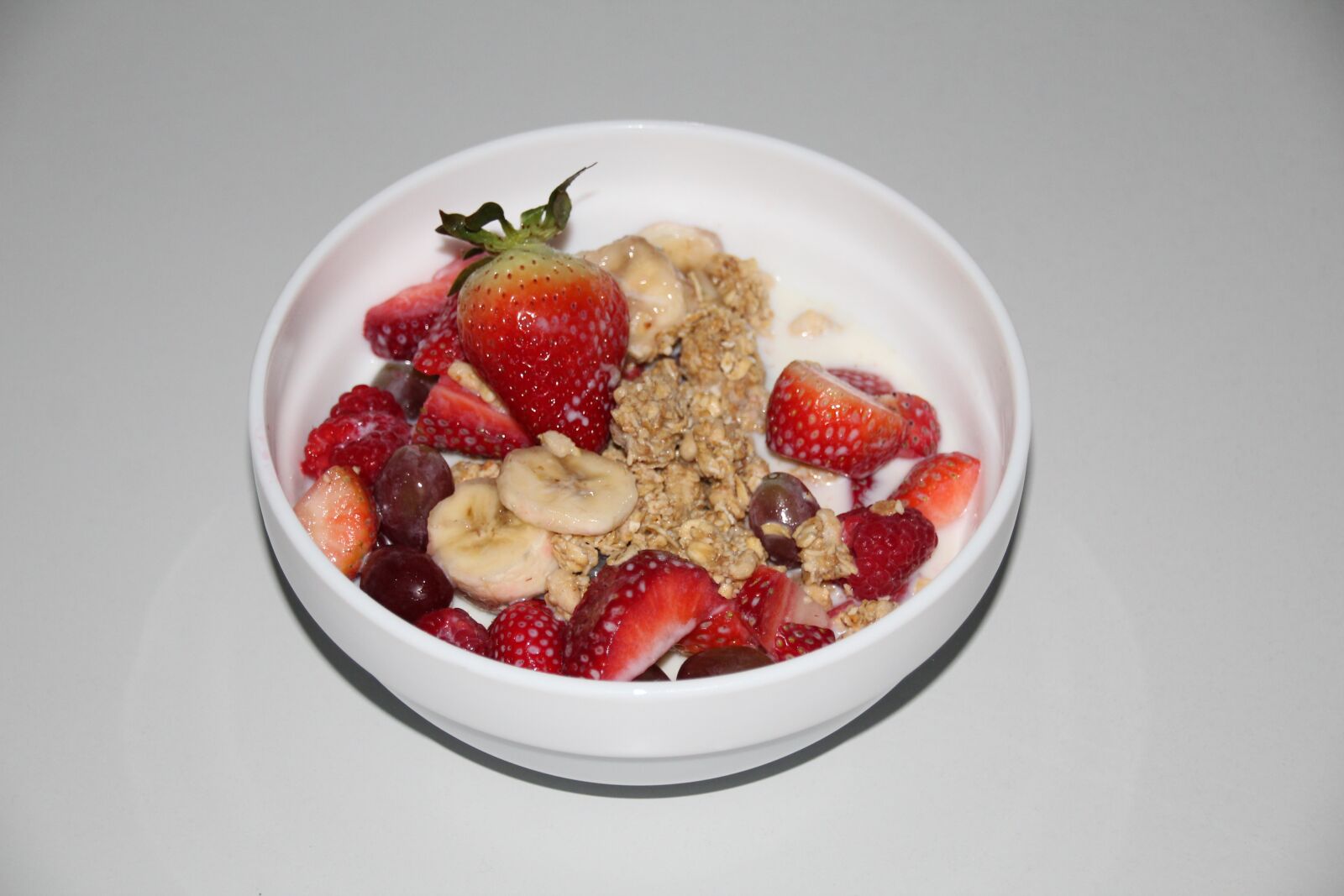 Canon EOS 1300D (EOS Rebel T6 / EOS Kiss X80) sample photo. Muesli, strawberries, grapes photography