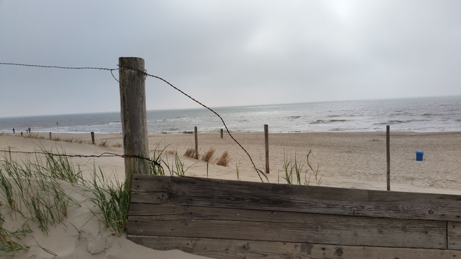 Samsung Galaxy S5 LTE-A sample photo. Beach, empty beach, wooden photography