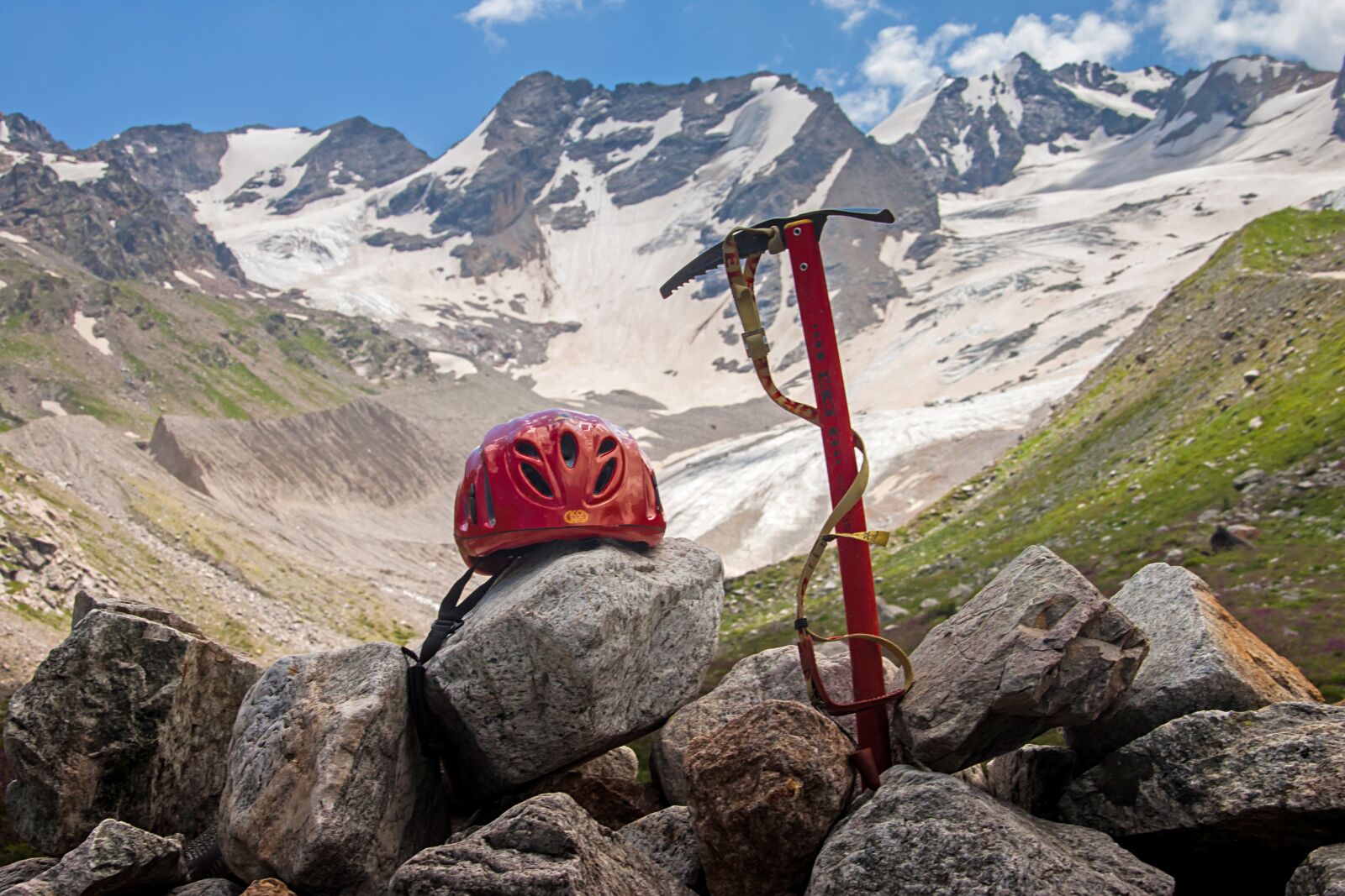 Canon EOS 500D (EOS Rebel T1i / EOS Kiss X3) sample photo. Mountains, ice pick, helmet photography