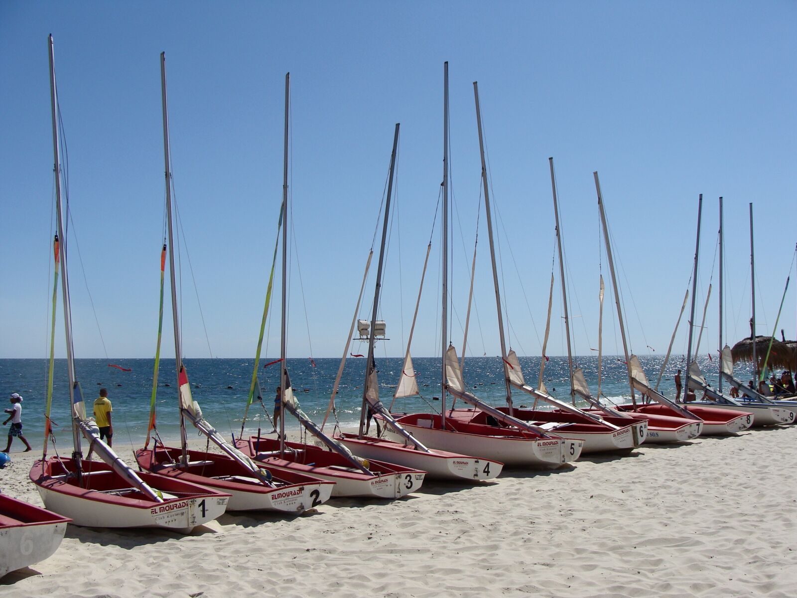 Sony Cyber-shot DSC-H10 sample photo. Boats, beach, summer photography