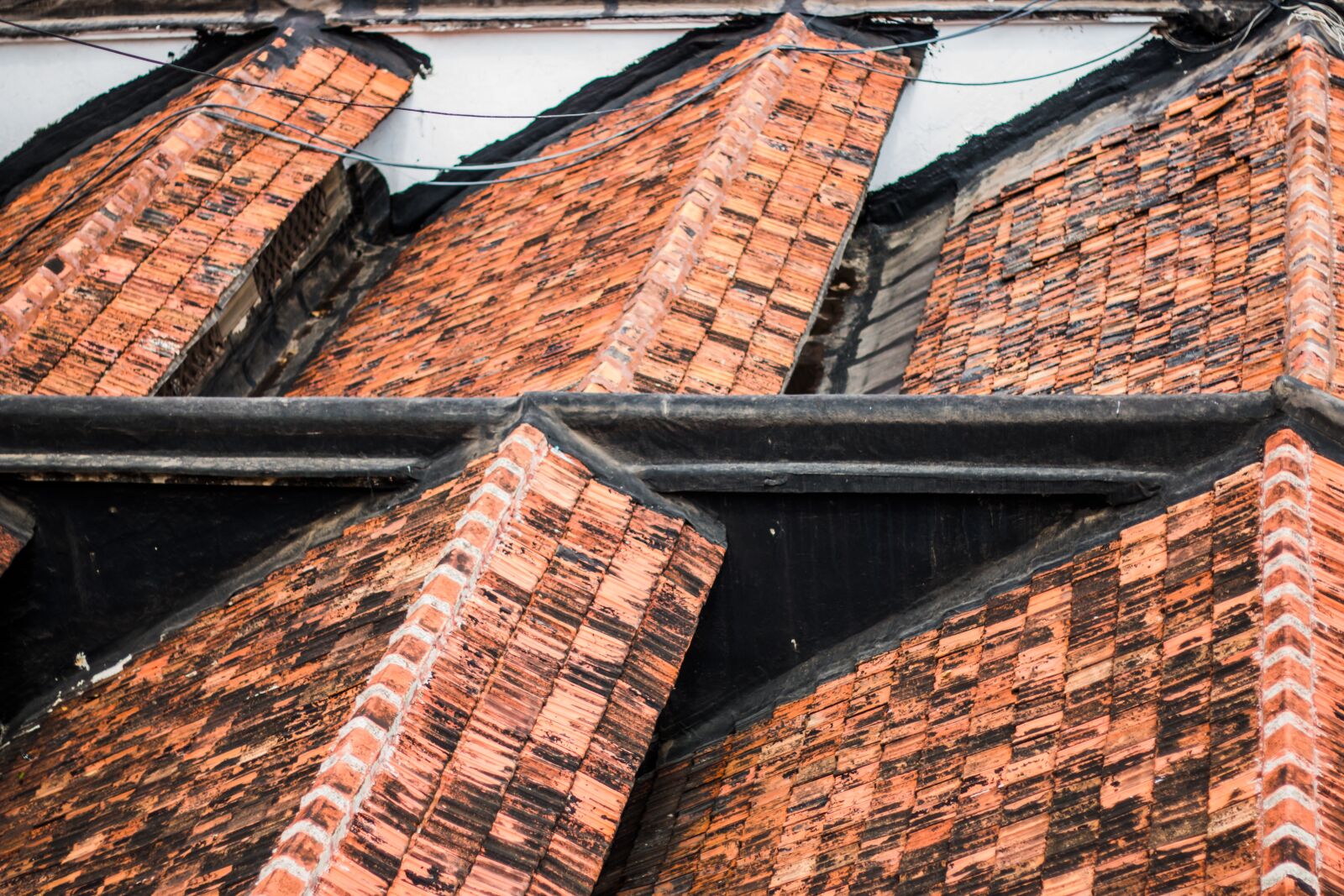 Canon EOS 70D + Canon EF 50mm F1.8 II sample photo. Roof, tiles, symmetry photography