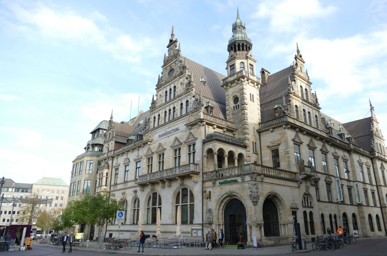 Panasonic Lumix DMC-FZ1000 sample photo. Bremen, historic center, historically photography
